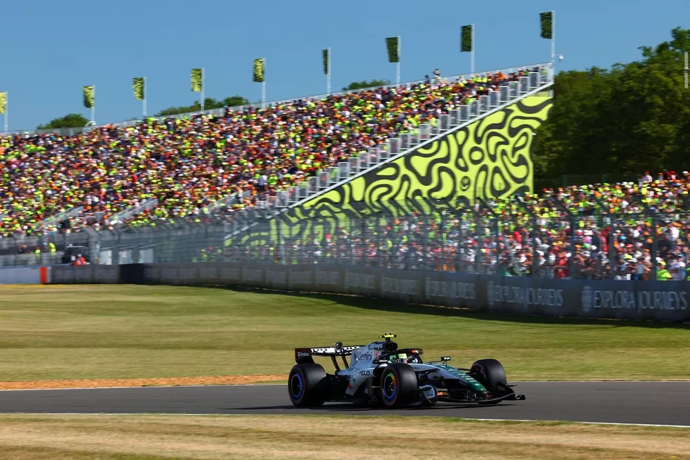 Lando Norris au volant de sa McLaren de Formule 1, négociant un virage à grande vitesse lors d'une qualification Sprint.