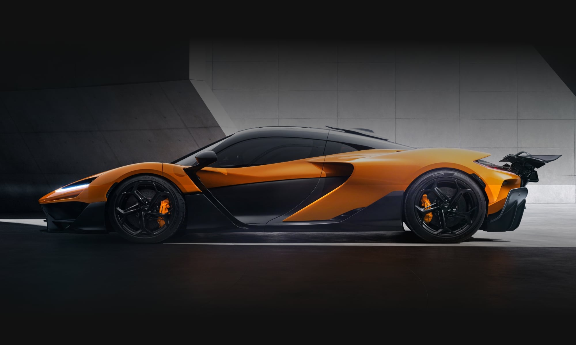 Vue détaillée de la McLaren W1, mettant en évidence son châssis en fibre de carbone et ses éléments aérodynamiques sophistiqués.