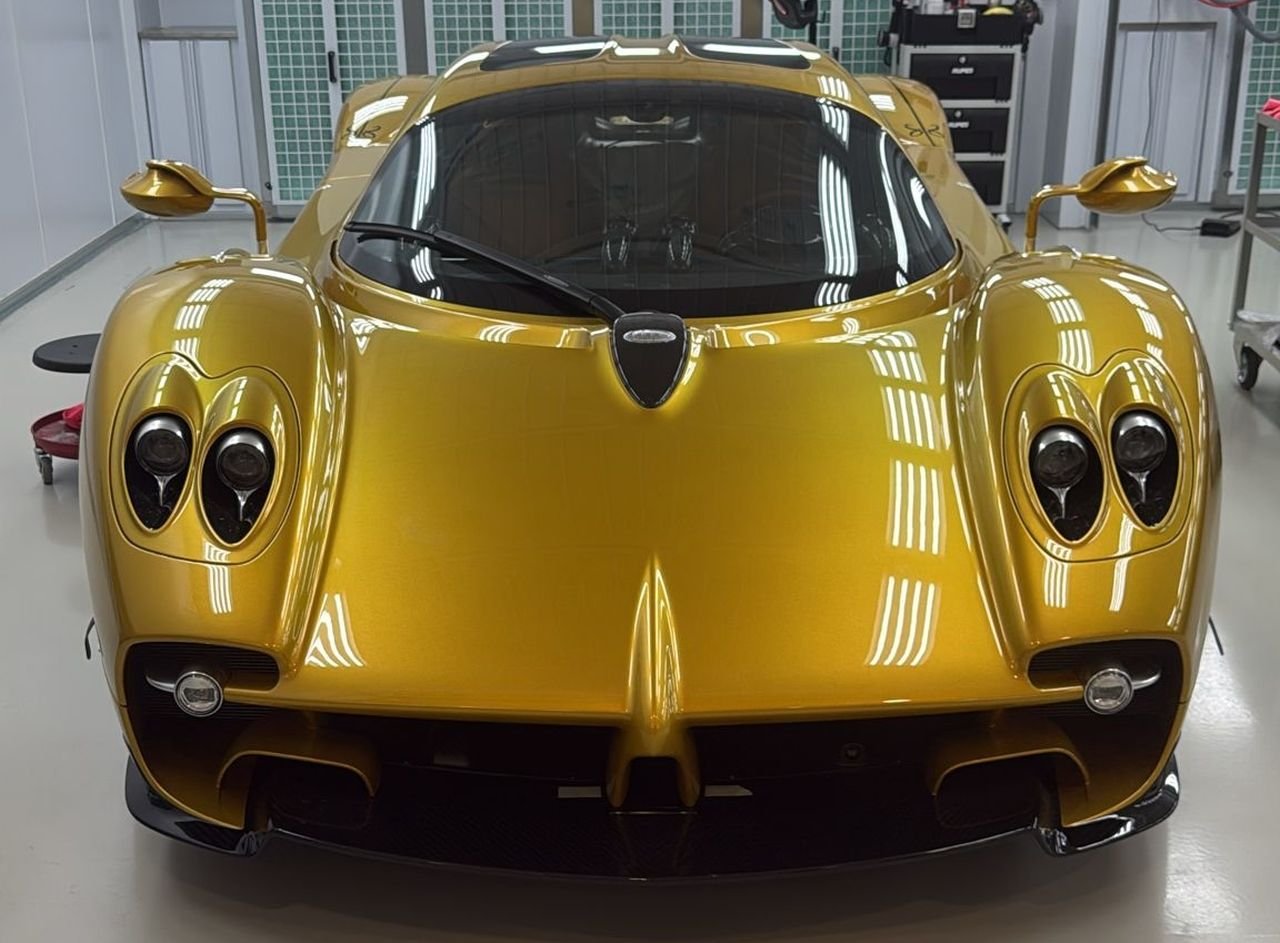 Vue latérale d'une Pagani Utopia « Madonna of the Car Nation » avec une peinture unique et des lignes élégantes.