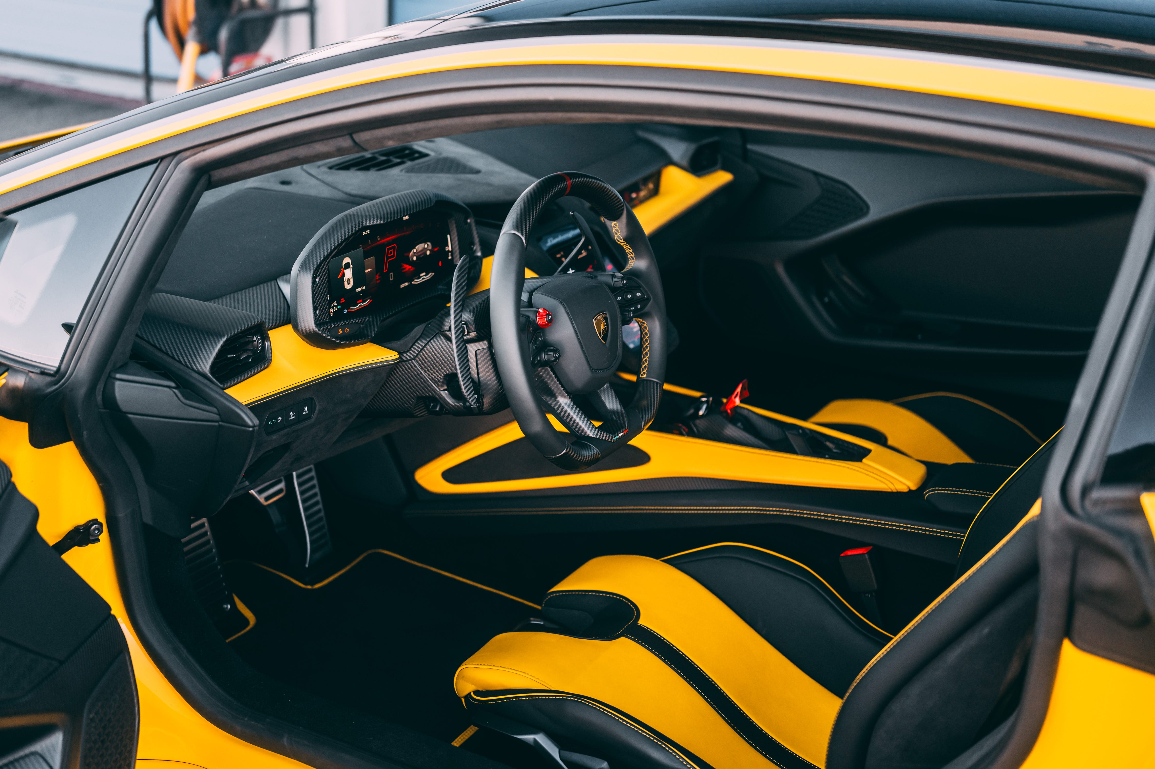 Intérieur du cockpit de la Lamborghini Temerario, montrant le tableau de bord numérique et l'écran central.