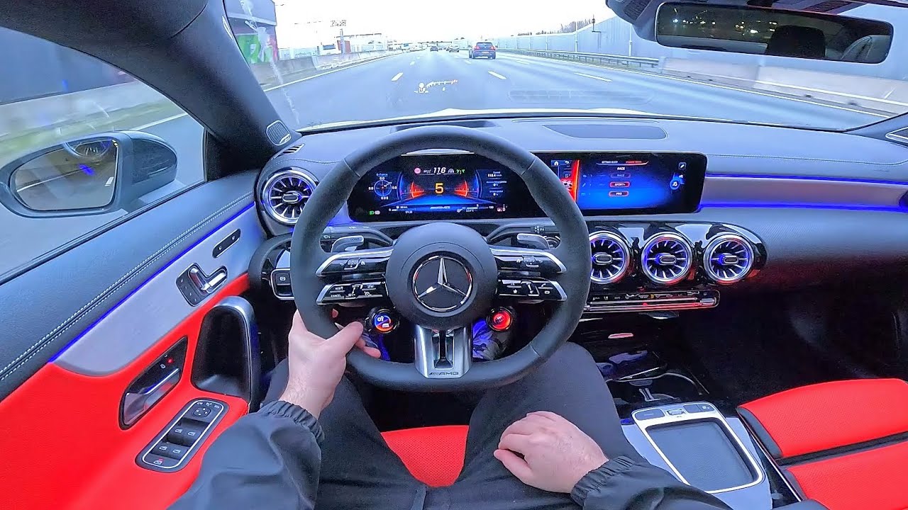 Intérieur de la Mercedes-AMG CLA 45 4MATIC+ 2024 avec sièges sport et écran digital.