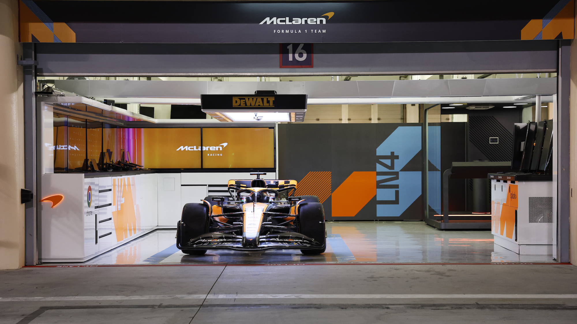 Des ingénieurs de McLaren F1 examinant des données sur des écrans d'ordinateur.