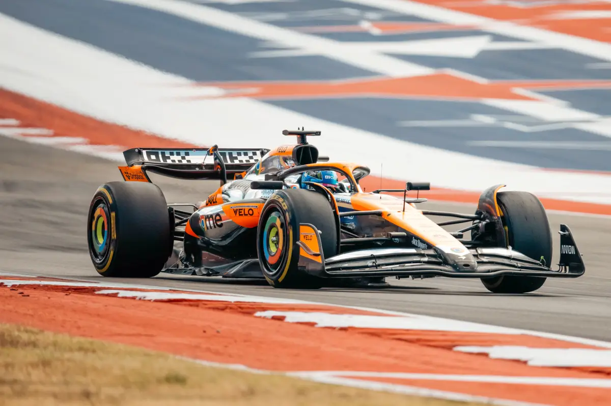Oscar Piastri dans le cockpit de sa McLaren MCL38 sur un circuit de Formule 1.