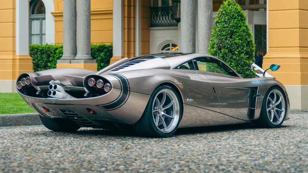 Une Pagani Huayra Codalunga blanche, vue de trois quarts avant, avec son design épuré et allongé.