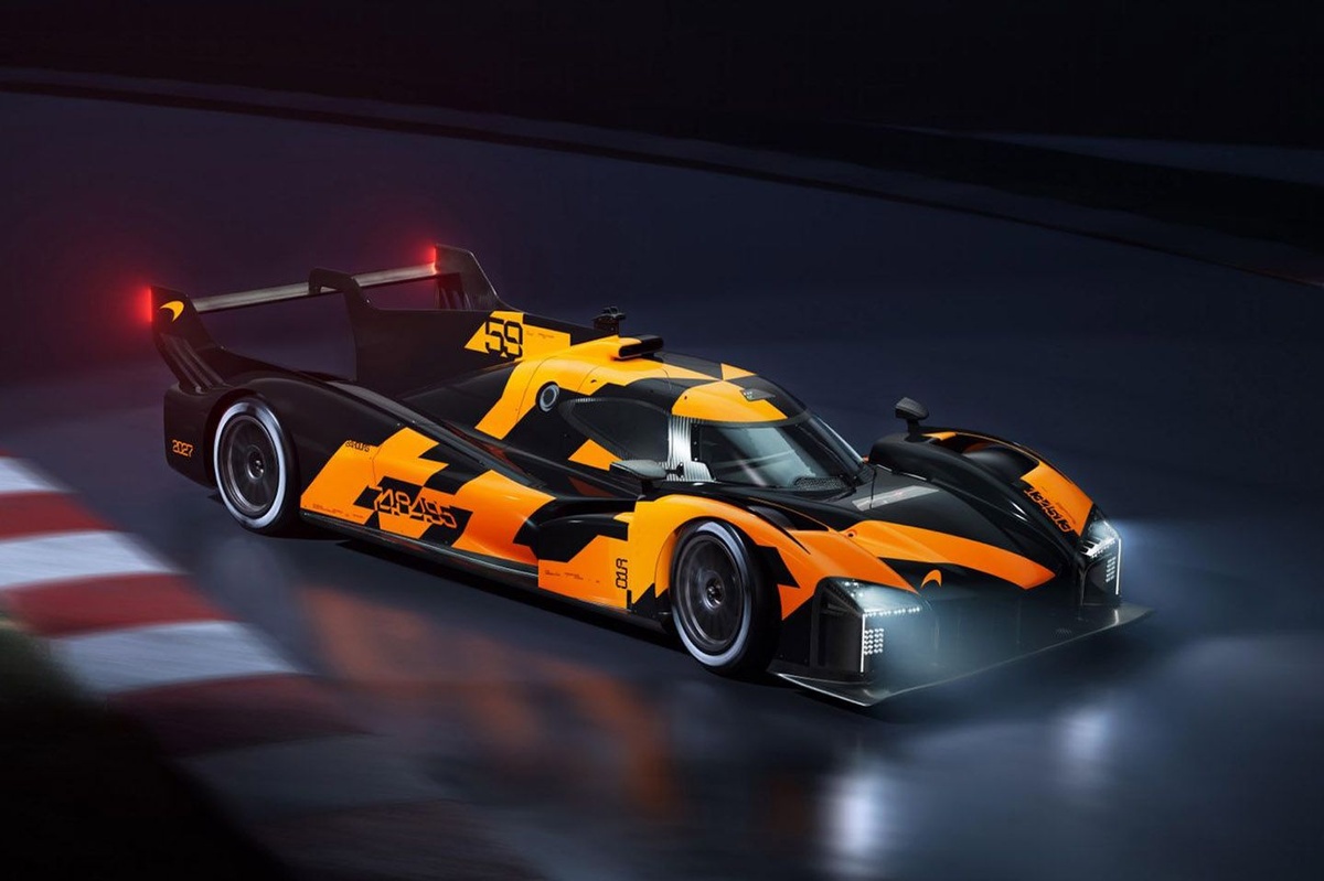 Vue détaillée du châssis en fibre de carbone d'une Hypercar McLaren WEC LMDh en cours de développement.
