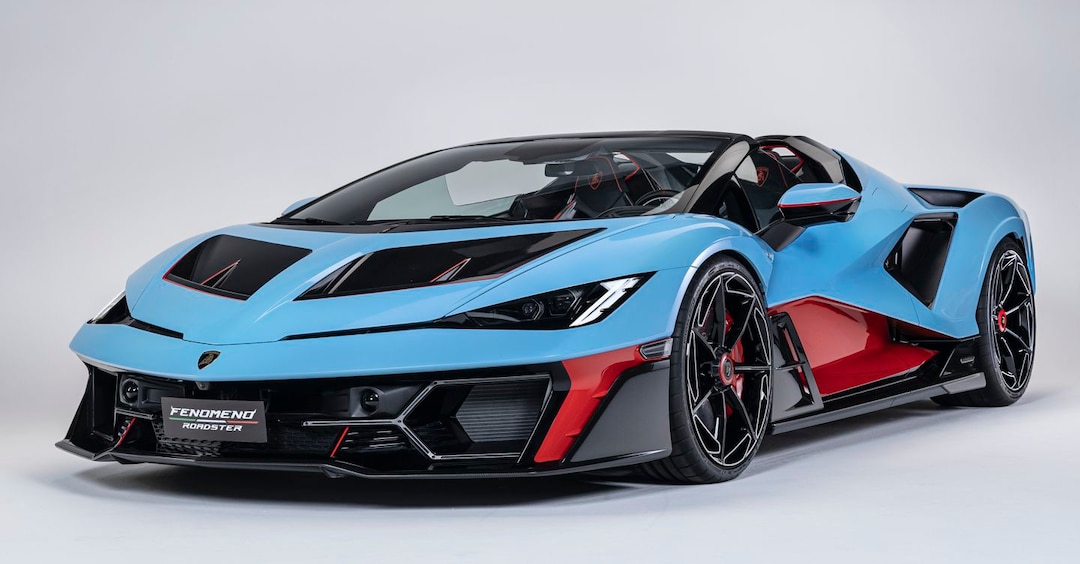 Vue détaillée du compartiment moteur d'une Lamborghini Fenomeno Roadster, montrant le moteur V12 et les composants hybrides électriques.