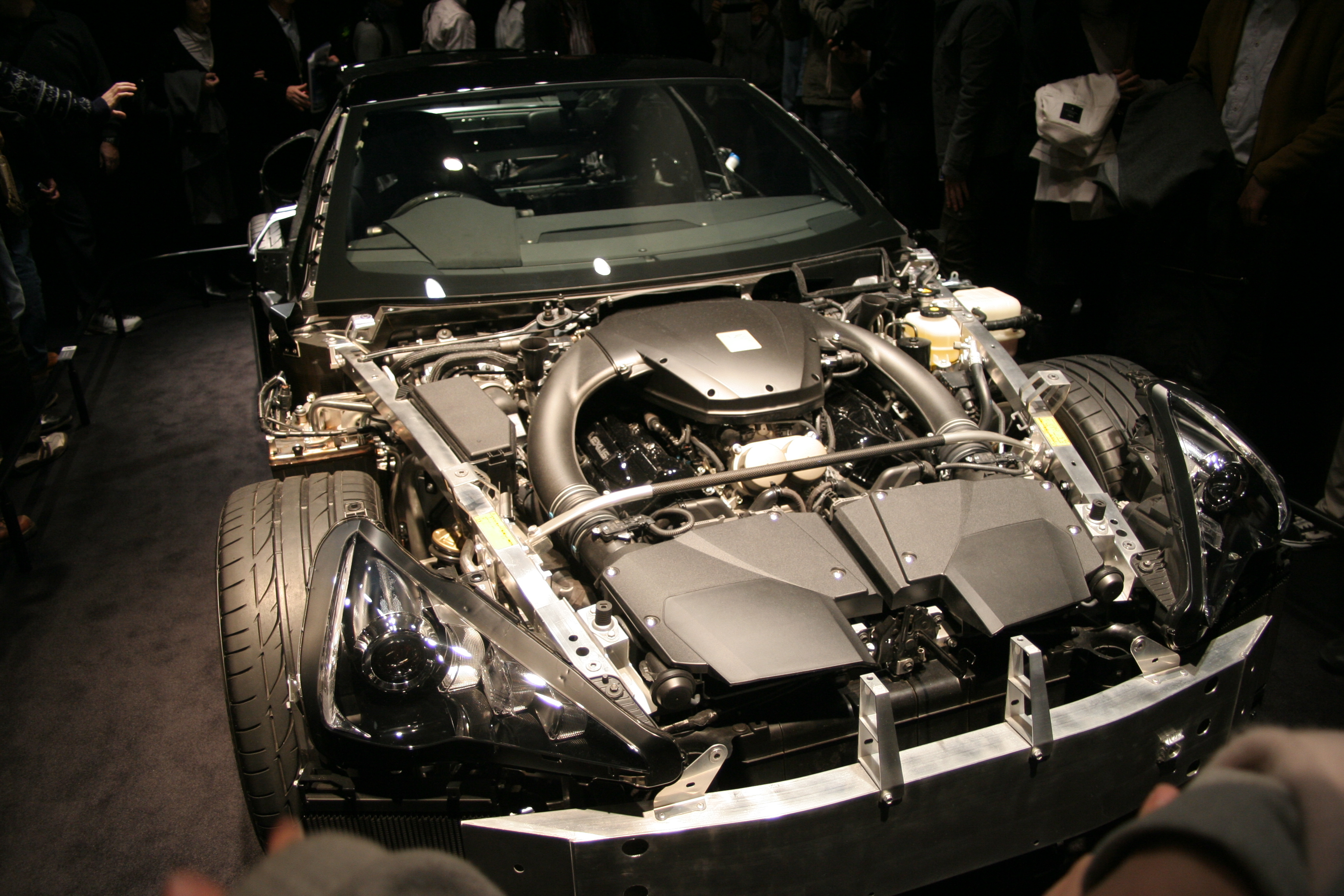 Vue détaillée du moteur V10 de la Lexus LFA, avec ses composants complexes et ses finitions de haute qualité.