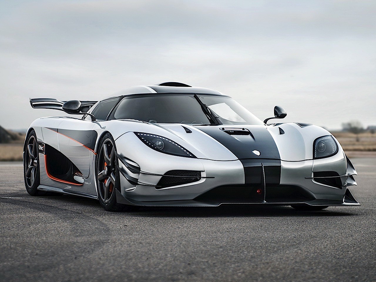 Vue détaillée du moteur V8 biturbo d'une Koenigsegg One:1, avec des éléments en fibre de carbone visibles.