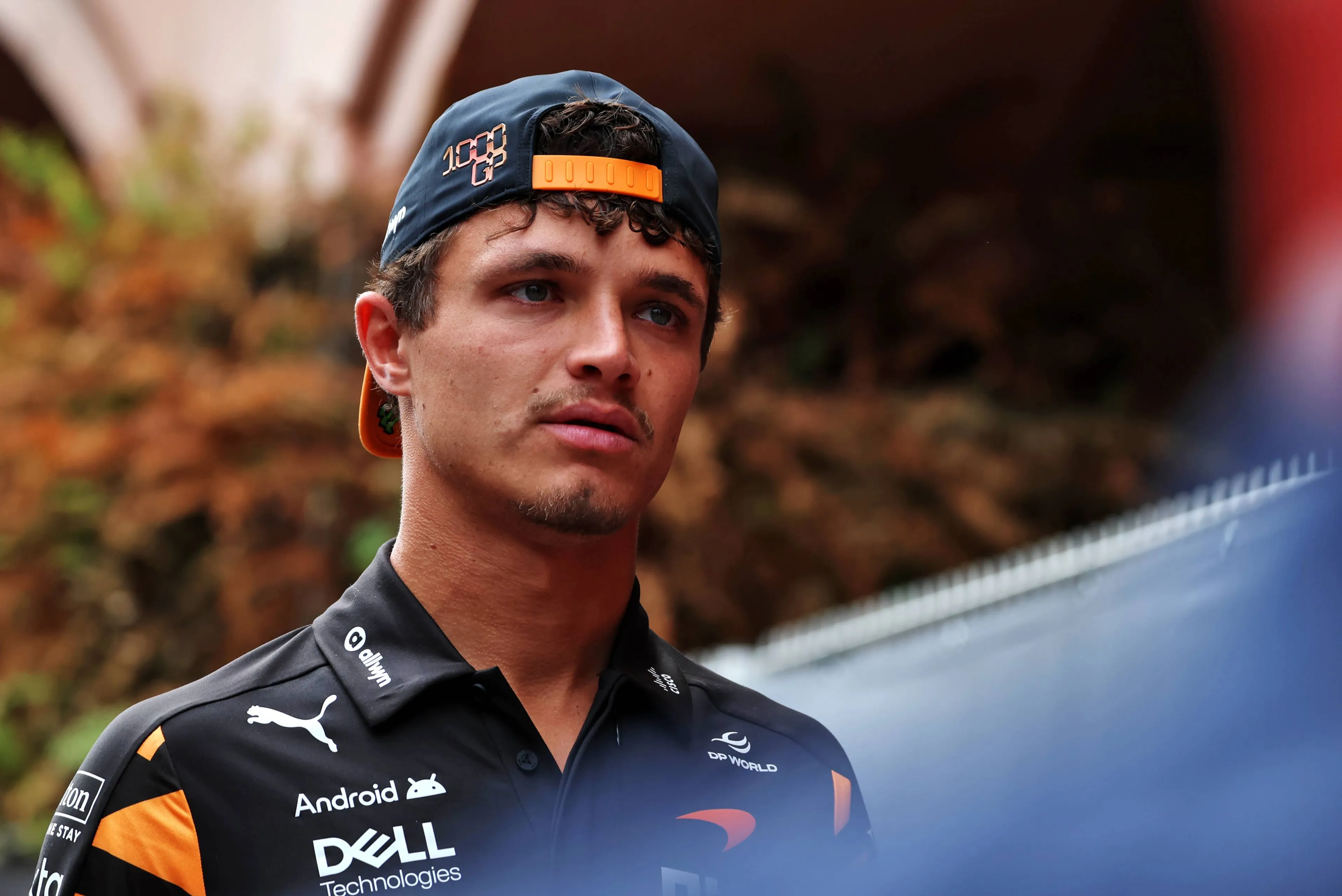 Lando Norris, pilote McLaren, est arrêté sur la piste à Monaco, sa monoplace entourée de commissaires de course, suite à un problème électrique.