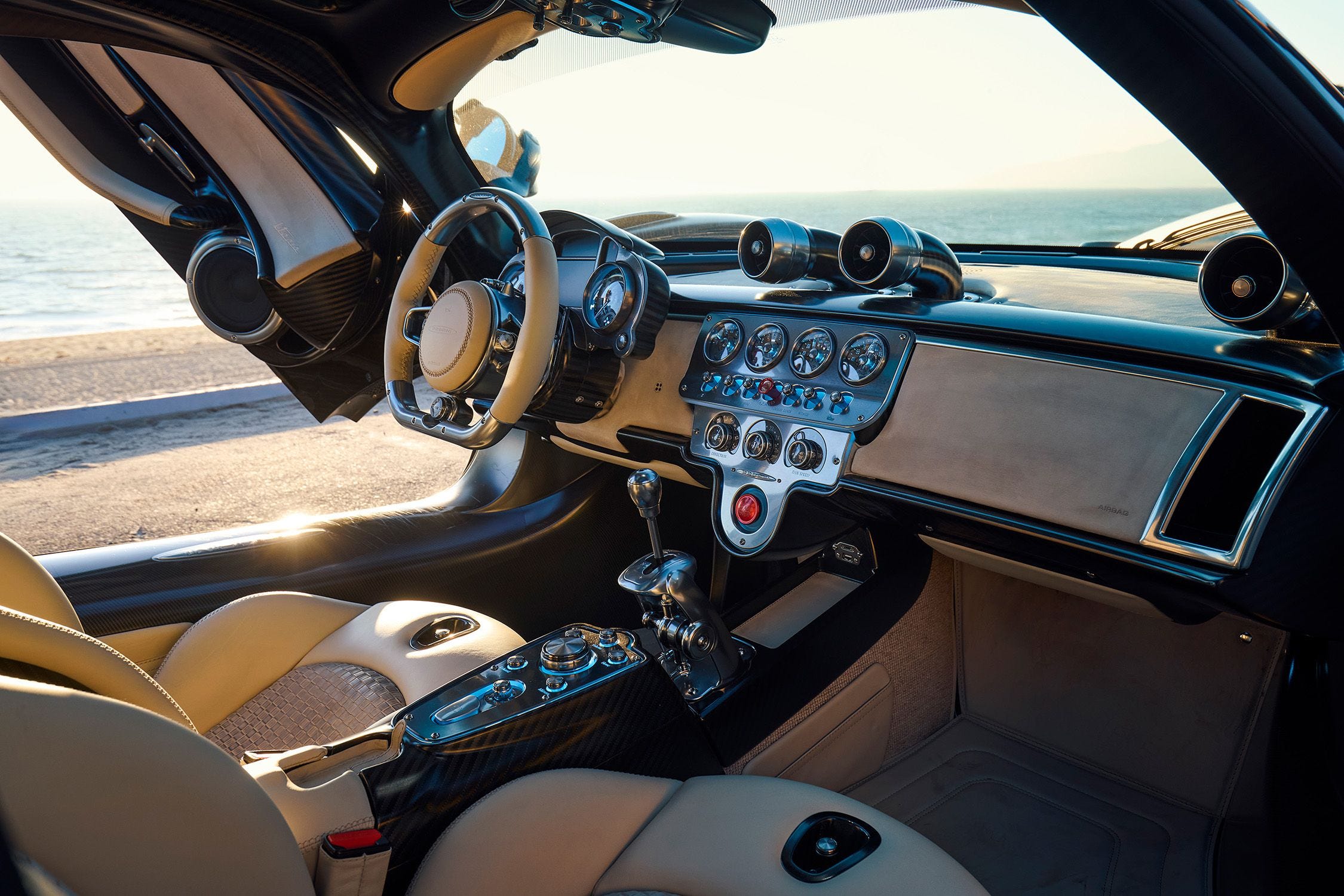 Vue de l'habitacle de la Pagani Utopia standard, mettant en valeur le tableau de bord, les sièges et le volant.