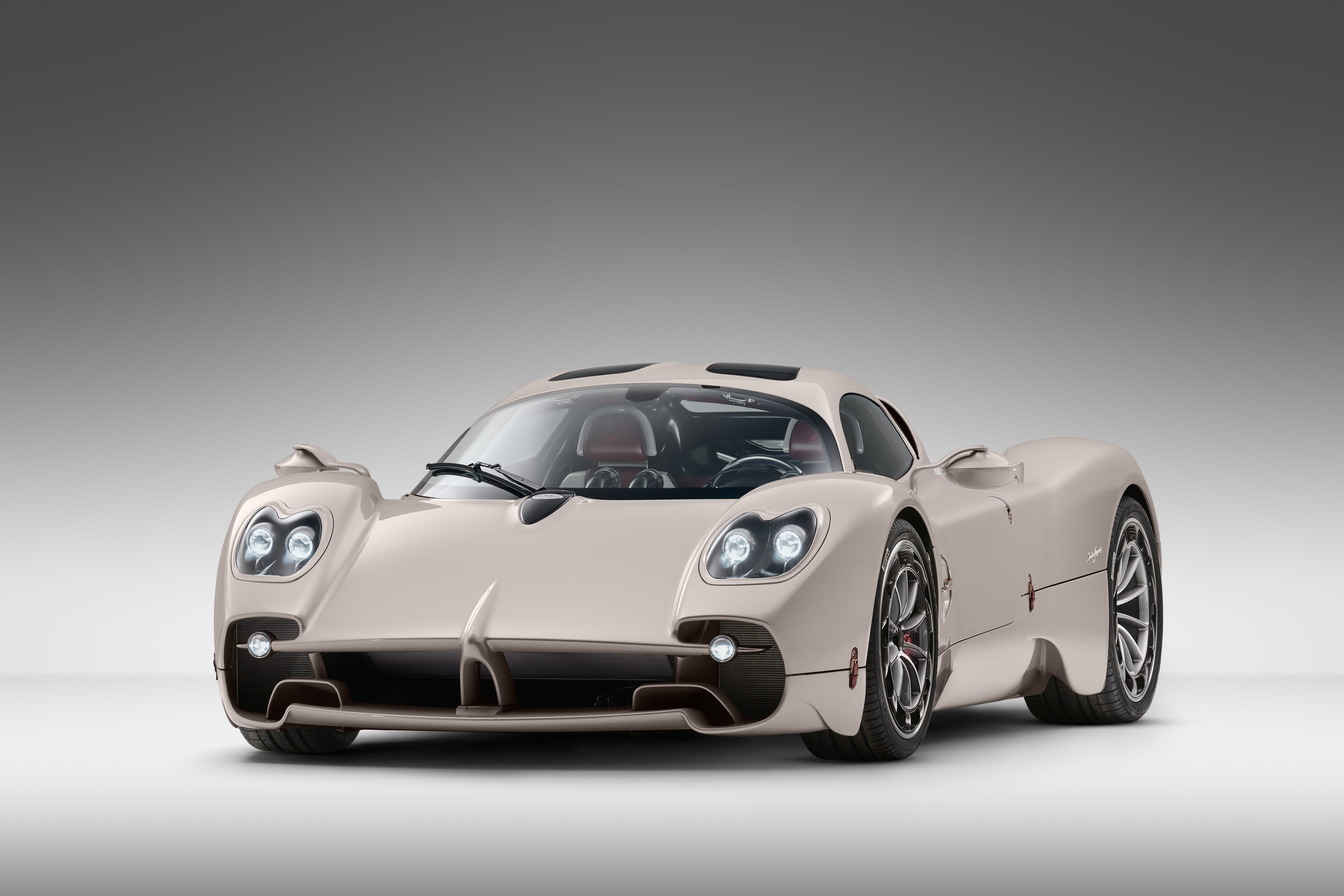 Vue extérieure de la Pagani Utopia standard, sans options ni modifications, dans un environnement de studio.