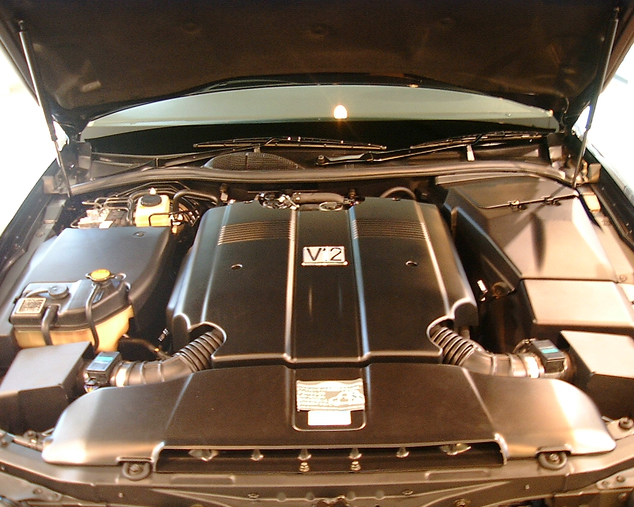 Vue détaillée du moteur V12 de 5,0 litres de la Toyota Century, mettant en évidence sa complexité mécanique.