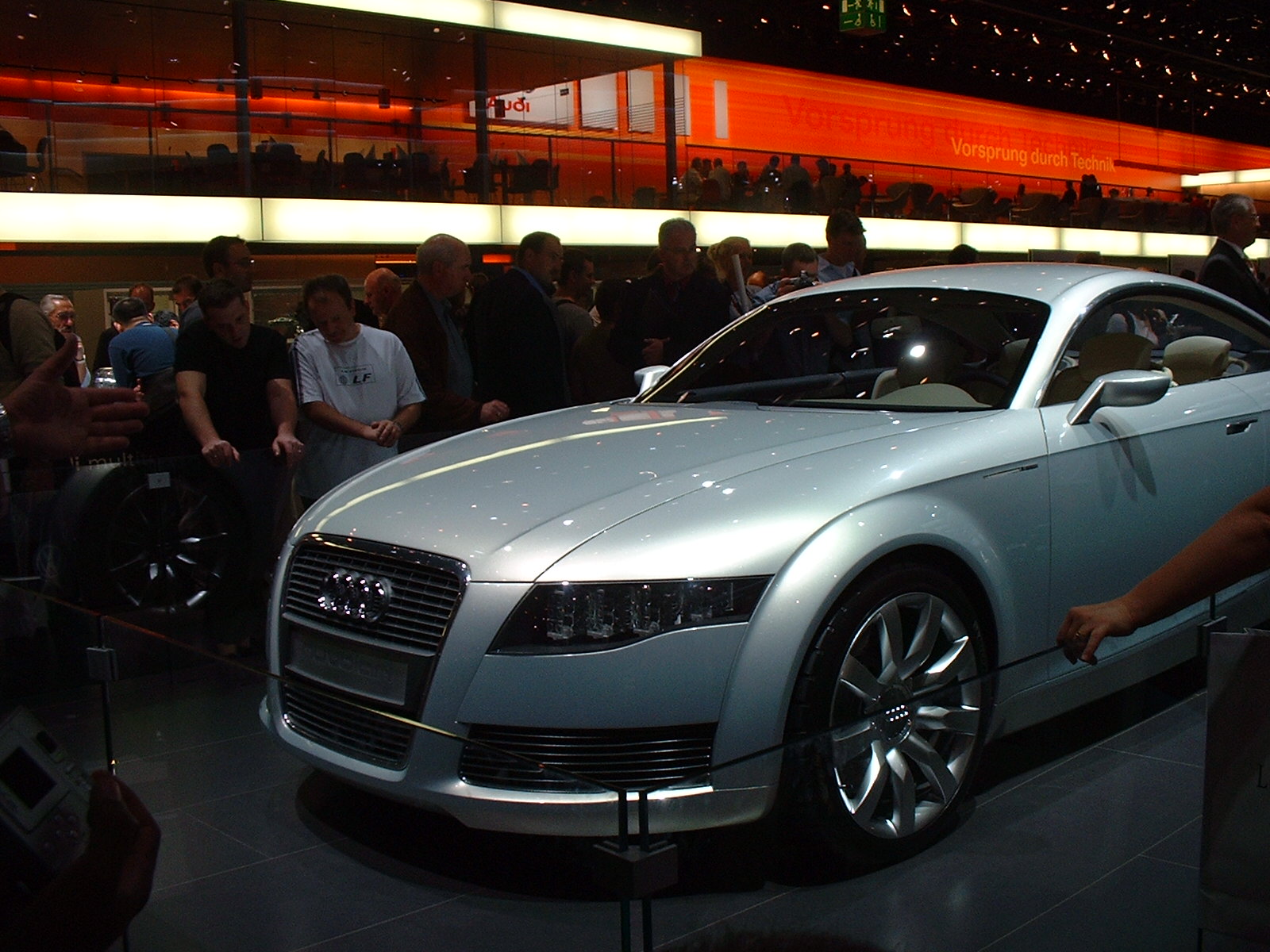 Vue latérale de l'Audi Nuvolari Quattro Concept, une voiture de sport futuriste de couleur argentée, avec des lignes fluides et des jantes en alliage distinctives.