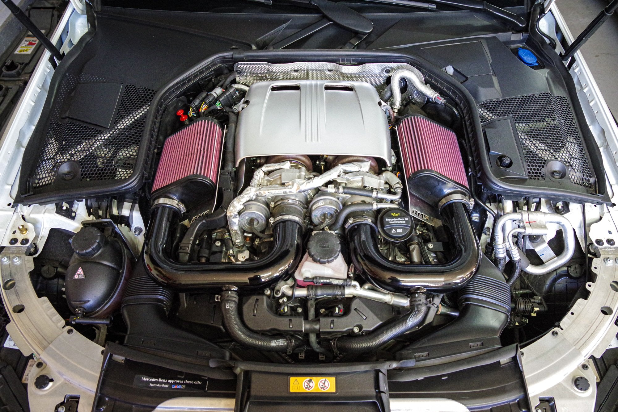 Gros plan sur un filtre à air sport installé dans le compartiment moteur d'une Mercedes-AMG C 63.
