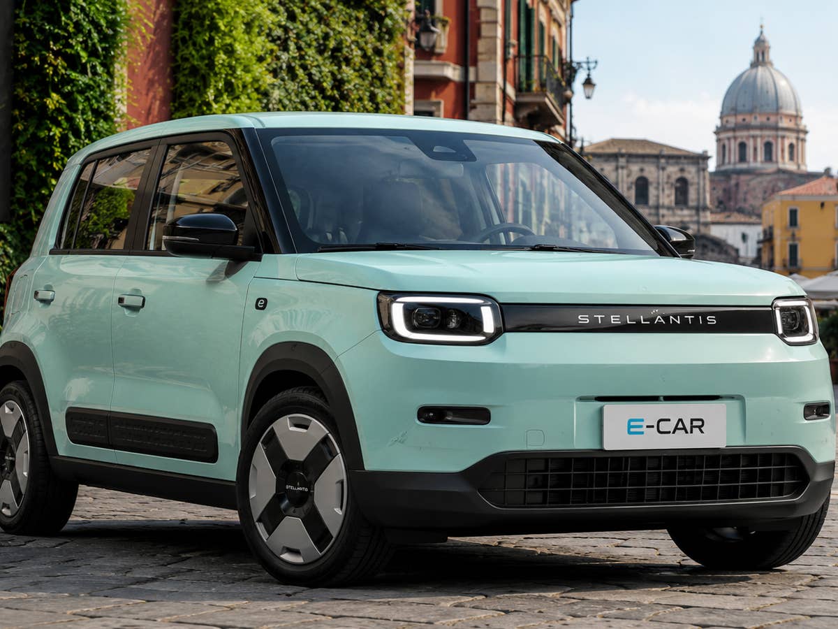 Image conceptuelle d'une petite voiture électrique urbaine, futuriste et compacte, de marque Stellantis, de couleur claire, avec des lignes épurées et des phares LED distinctifs.