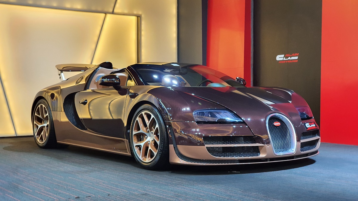 Une Bugatti Veyron Grand Sport Vitesse rouge et noire, garée dans un environnement élégant.