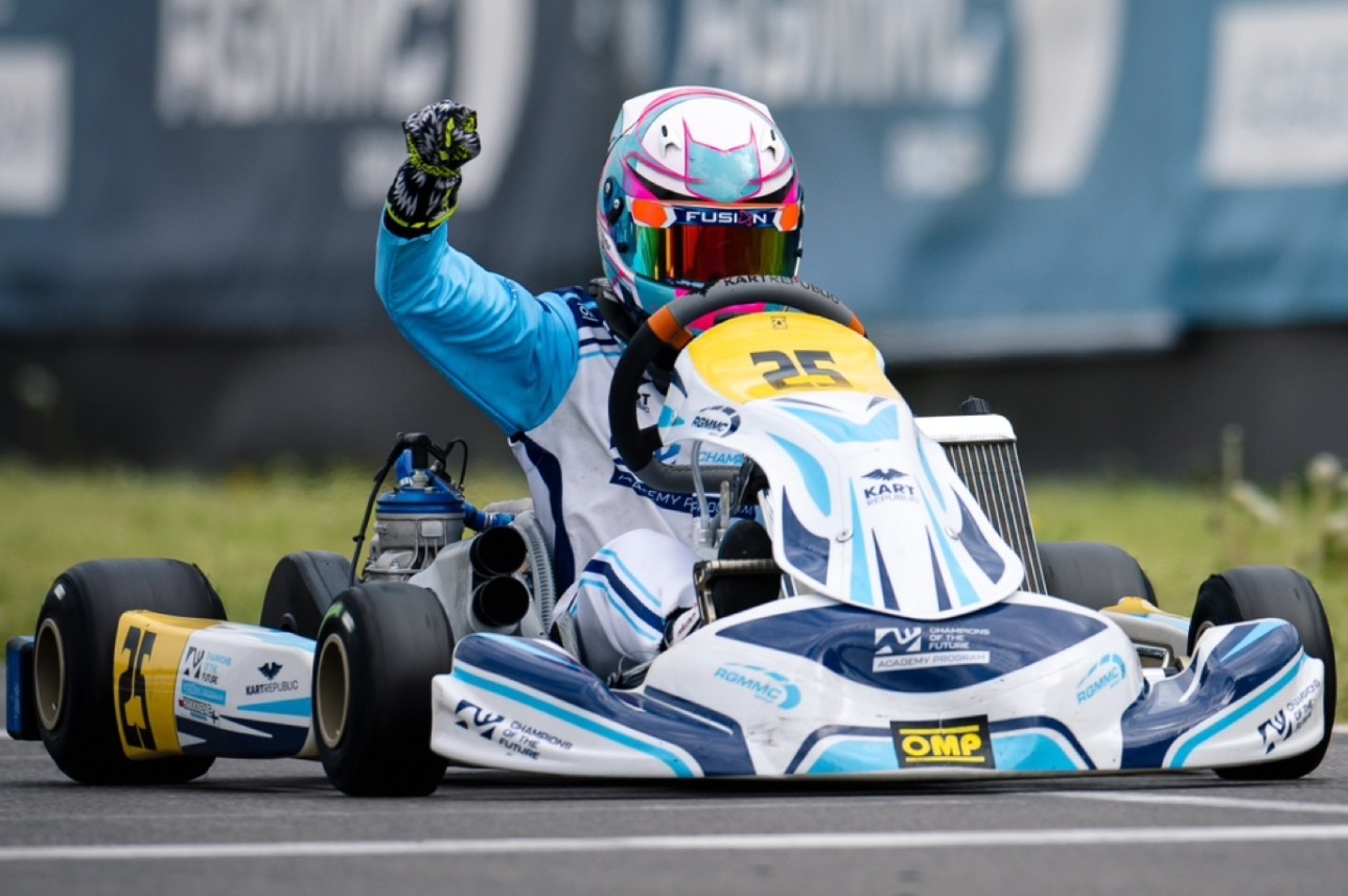 Ella Häkkinen, jeune pilote de karting, au volant de son kart sur la piste.