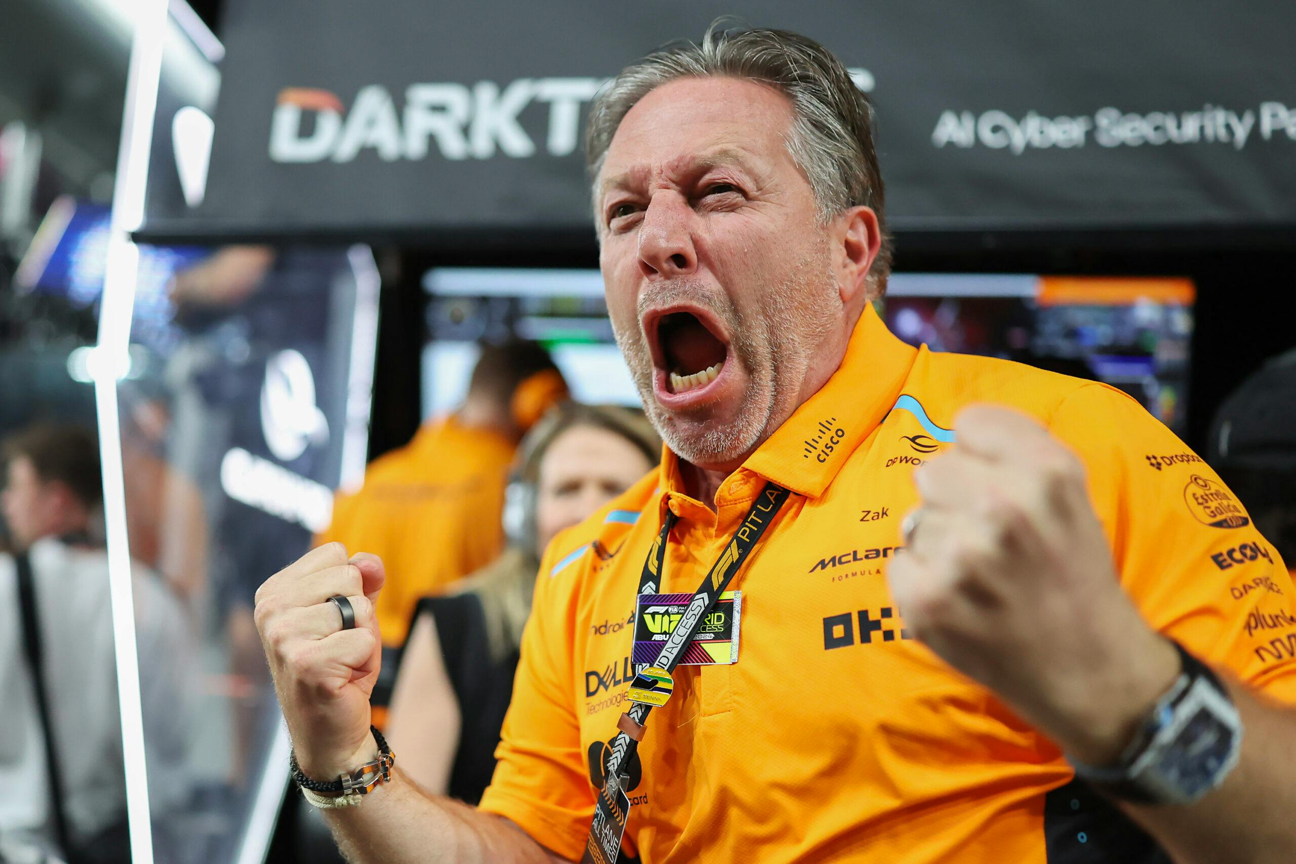 Portrait de Zak Brown, PDG de McLaren, dans un bureau moderne.