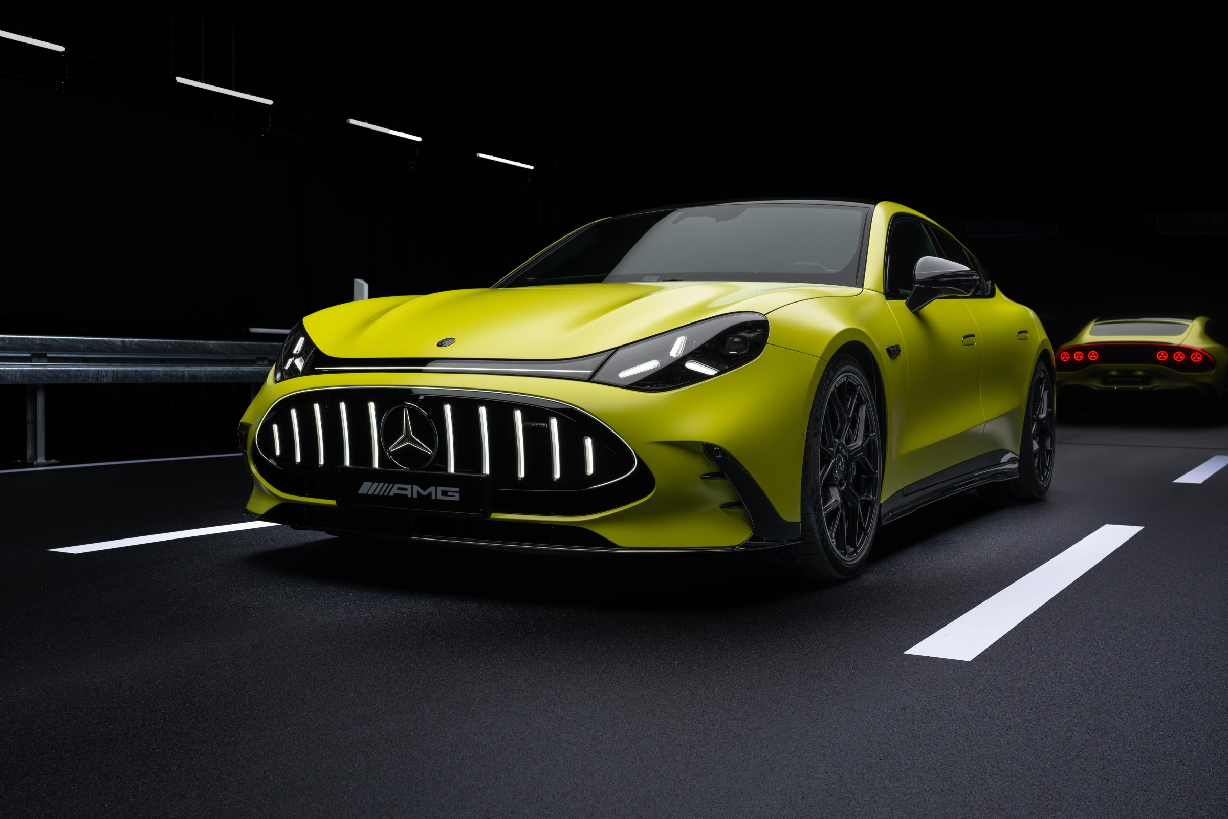 Vue détaillée de la plateforme AMG.EA, avec sa batterie et ses moteurs électriques, conçue pour la Mercedes-AMG GT électrique.