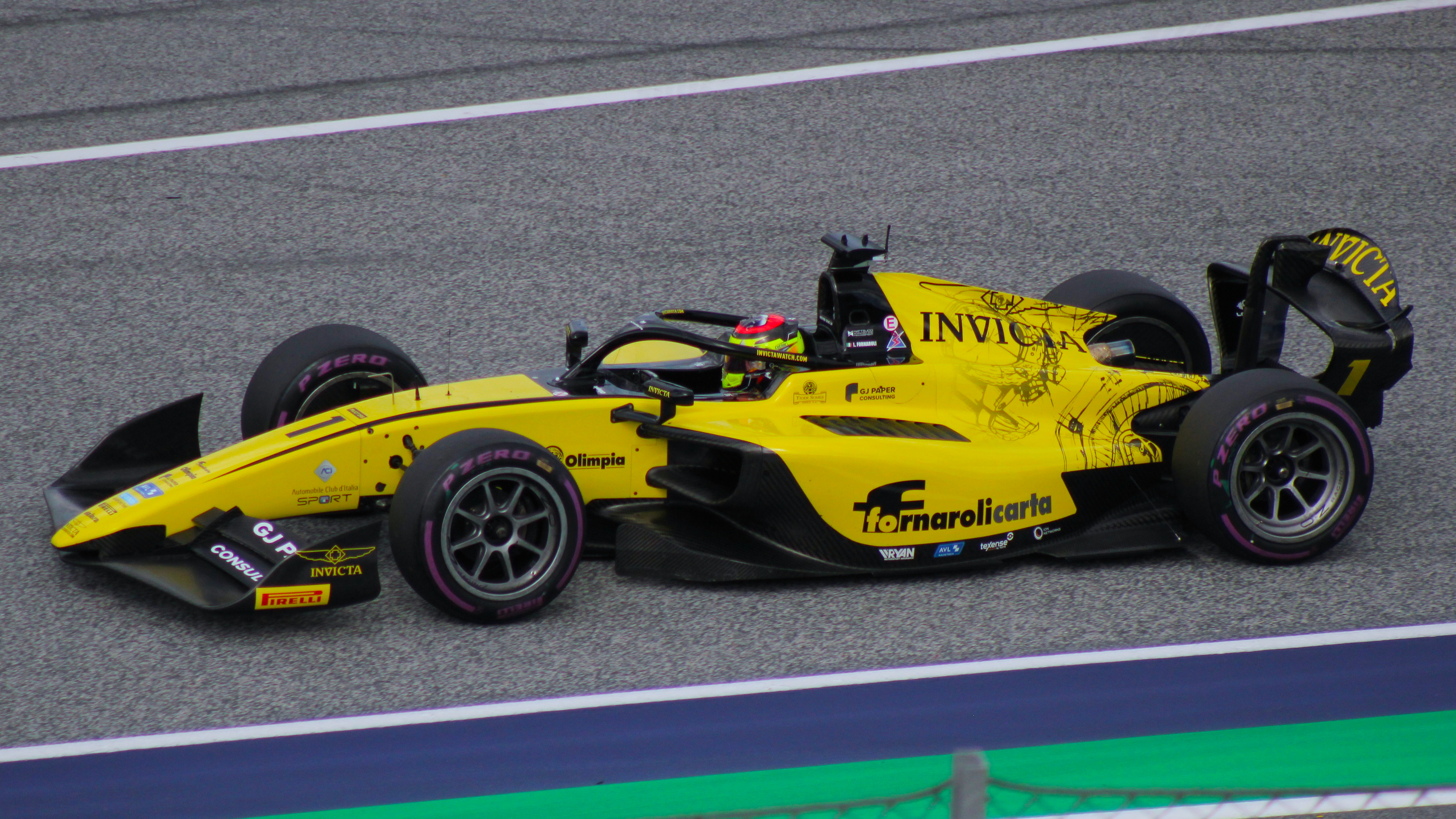 Leonardo Fornaroli au volant de sa monoplace de Formule 2 pendant une course, montrant une concentration intense.