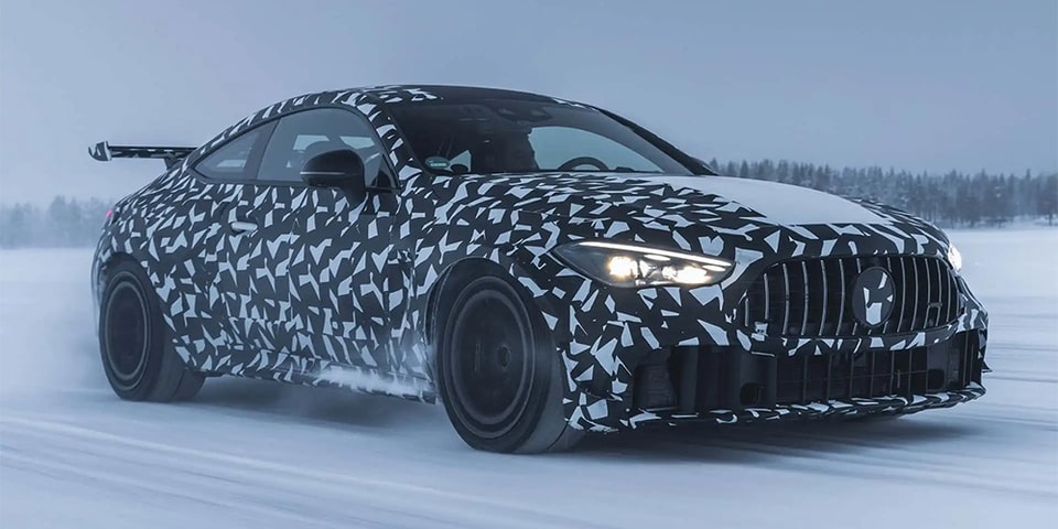 Gros plan détaillé du moteur V8 biturbo de la Mercedes-AMG Mythos CLE, avec ses composants complexes et ses accents en fibre de carbone.