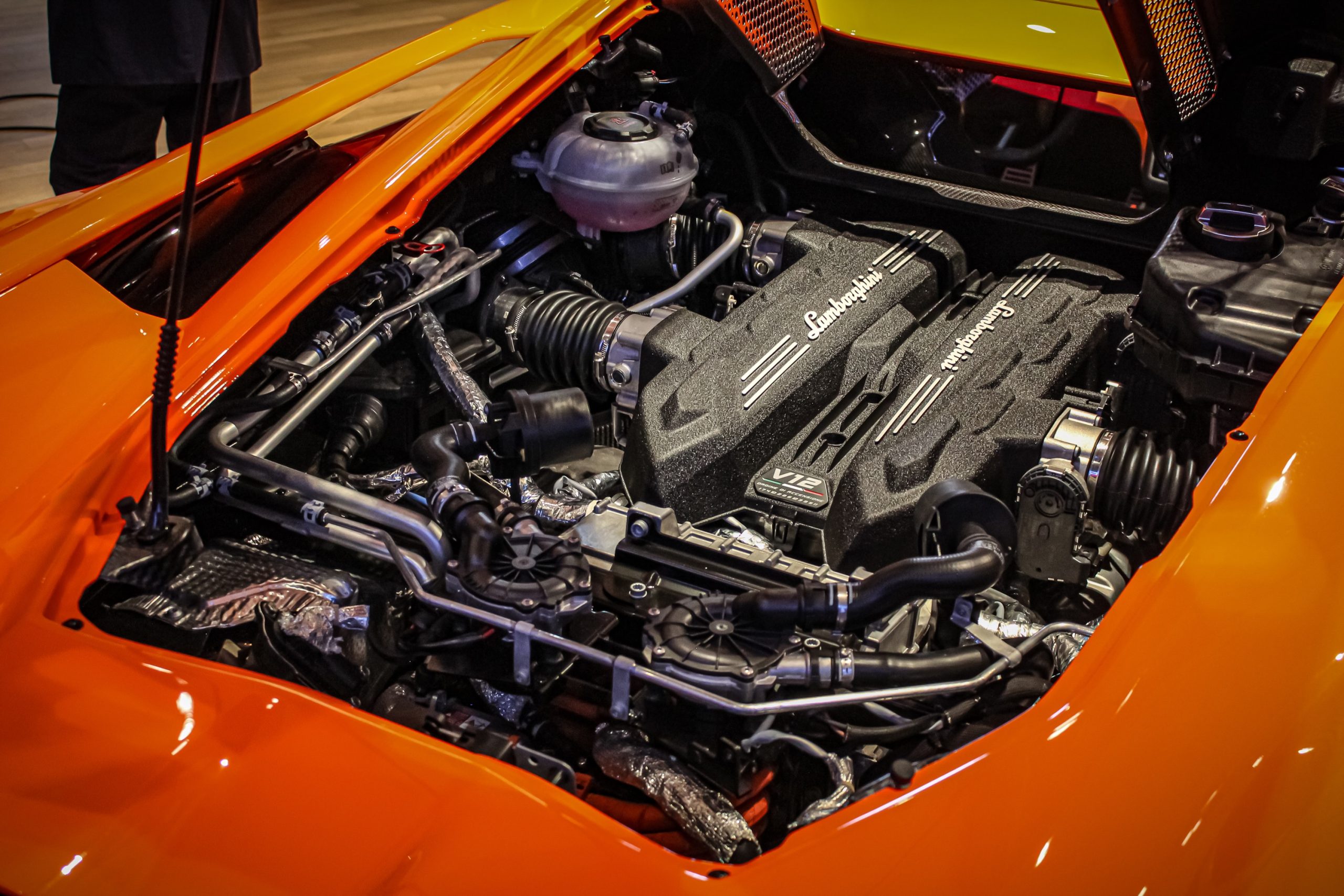 Vue détaillée du compartiment moteur de la Lamborghini Revuelto, présentant le moteur V12 et les composants hybrides.