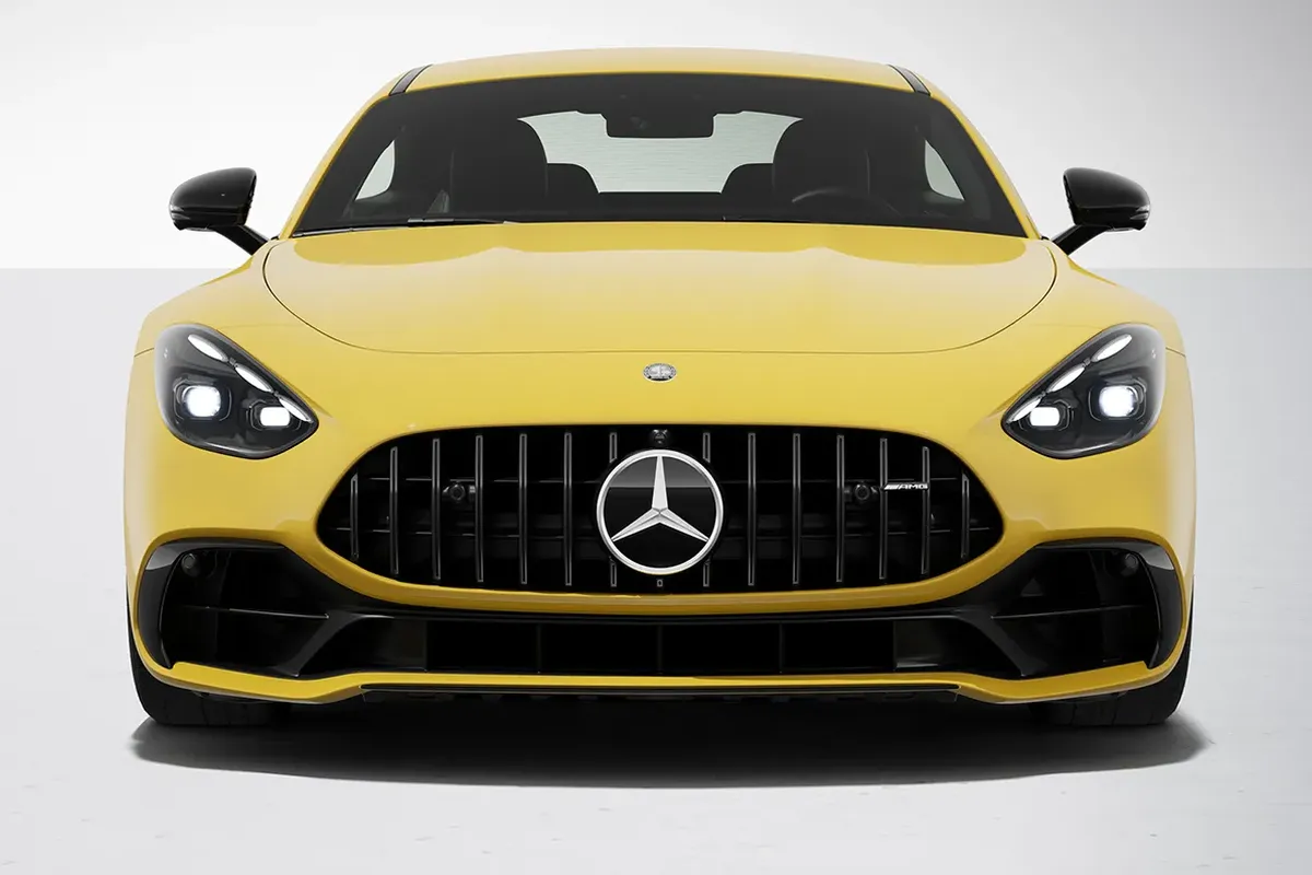 Vue de face de la Mercedes-AMG GT Coupé 2026, montrant sa calandre agressive et ses phares LED.