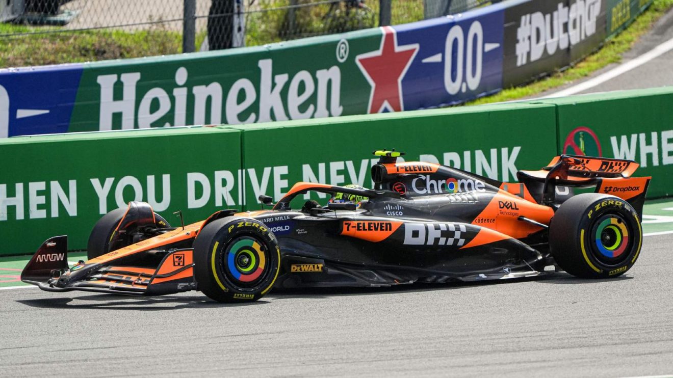 La McLaren MCL38 de Lando Norris en pleine action sur une piste de Formule 1, illustrant la puissance et la vitesse du véhicule.