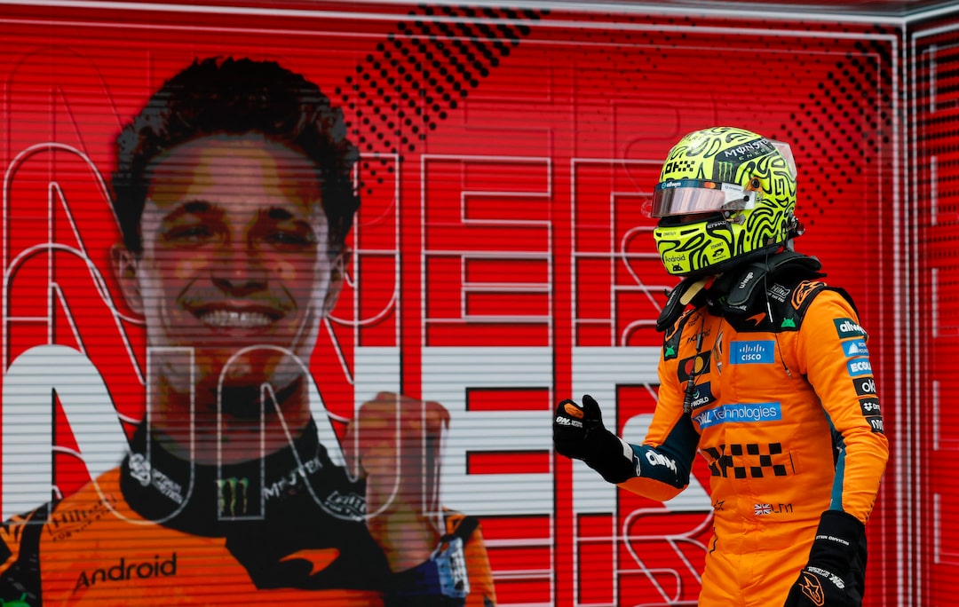 Lando Norris, pilote McLaren, lève les bras en signe de victoire après avoir remporté la course sprint du Grand Prix de Miami 2026.