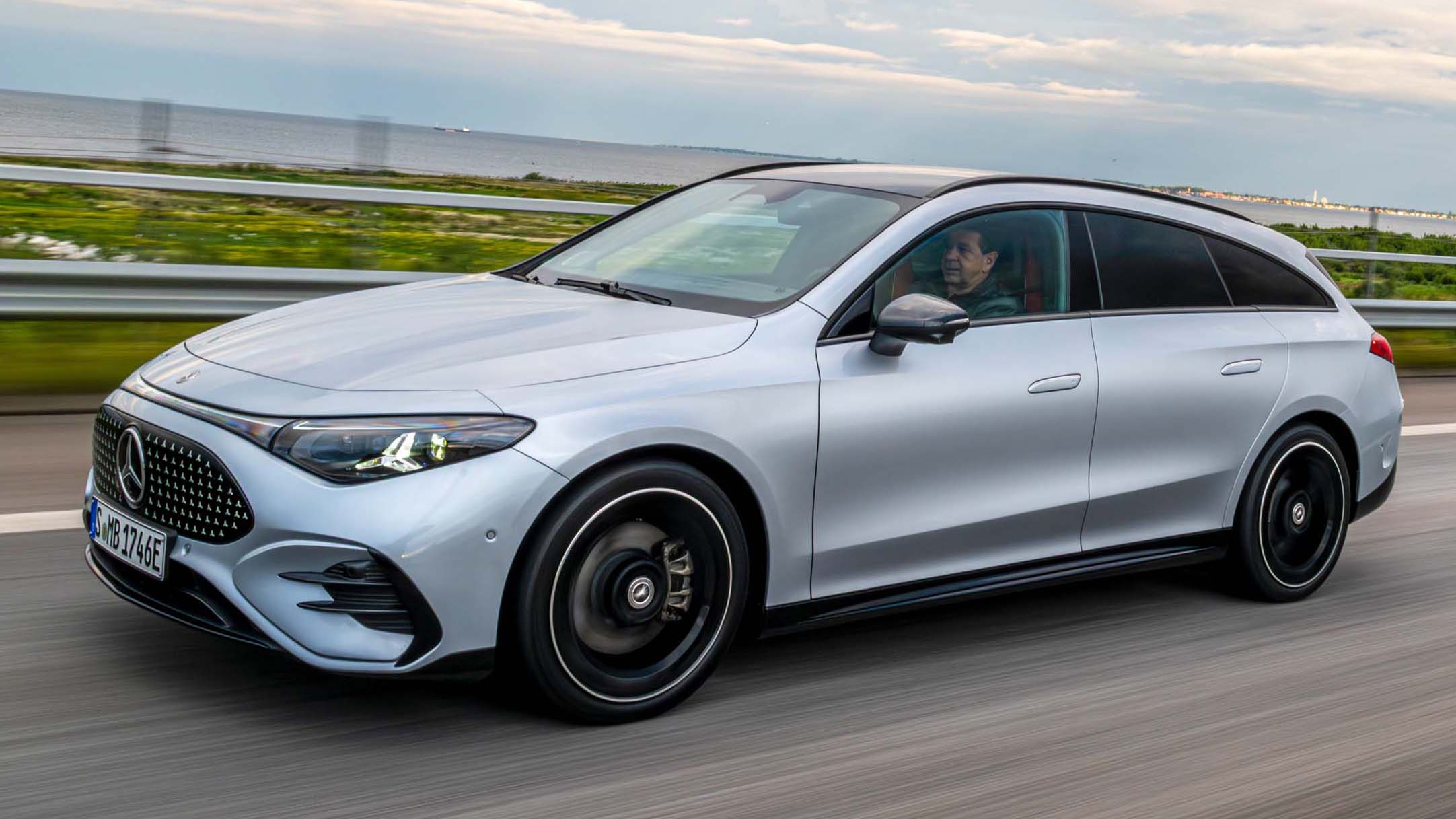 Une Mercedes-AMG CLA 350 4MATIC Shooting Brake grise, élégante et moderne, en mouvement dans un environnement urbain.