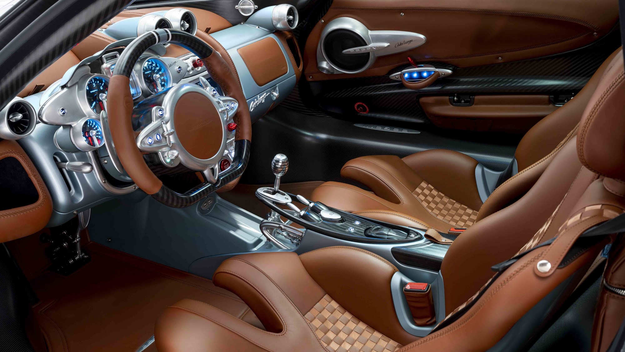 Un collage montrant l'intérieur raffiné de la Pagani Huayra Codalunga avec des matériaux haut de gamme et une vue détaillée de son puissant moteur V12.