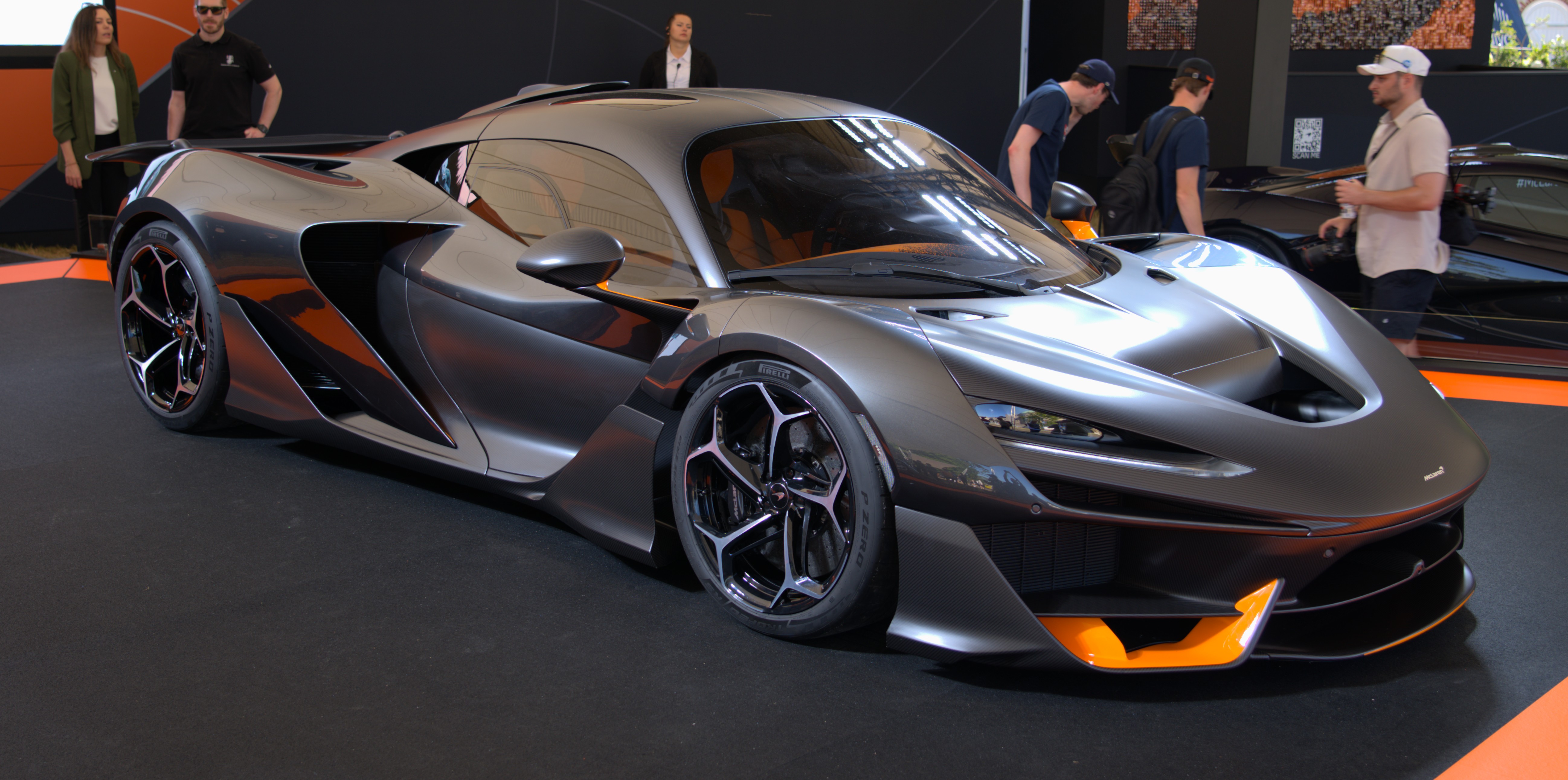 La McLaren W1 roulant sur une route de montagne sinueuse au coucher du soleil, soulignant son design futuriste.