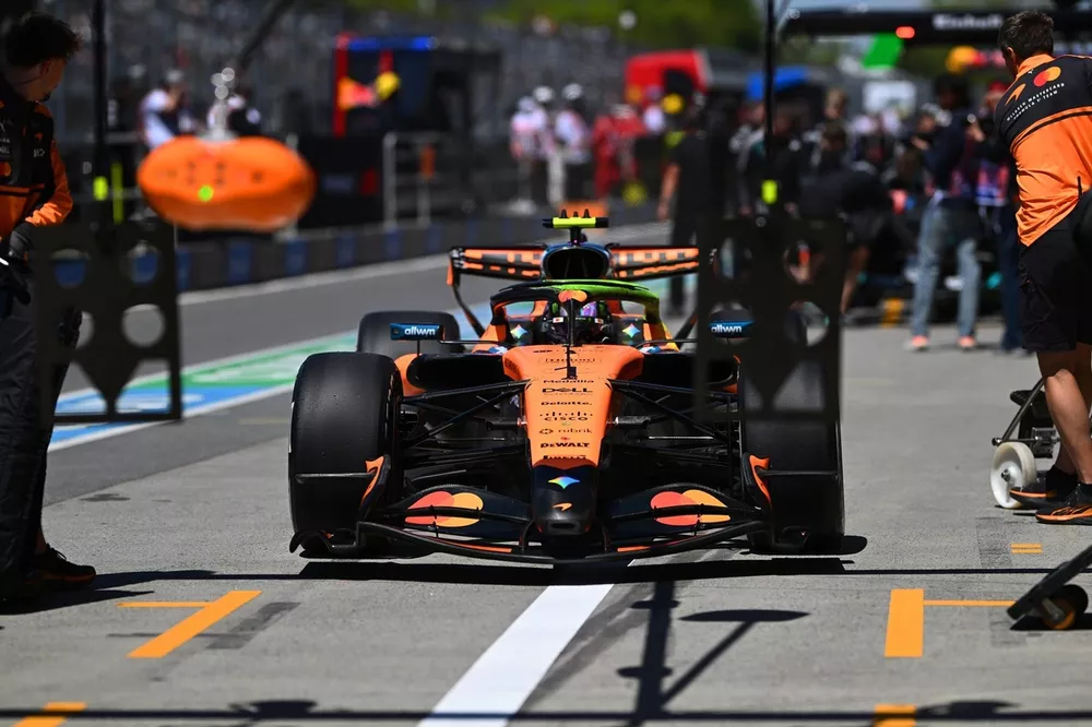 Vue détaillée de l'aileron avant d'une monoplace McLaren de Formule 1, avec des éléments aérodynamiques complexes, roulant sur le circuit de Monaco.