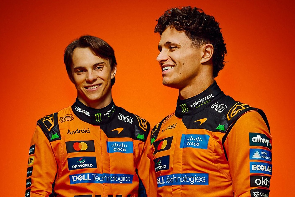 Deux voitures de Formule 1 McLaren de 2026 en pleine course, avec les pilotes Lando Norris et Oscar Piastri.