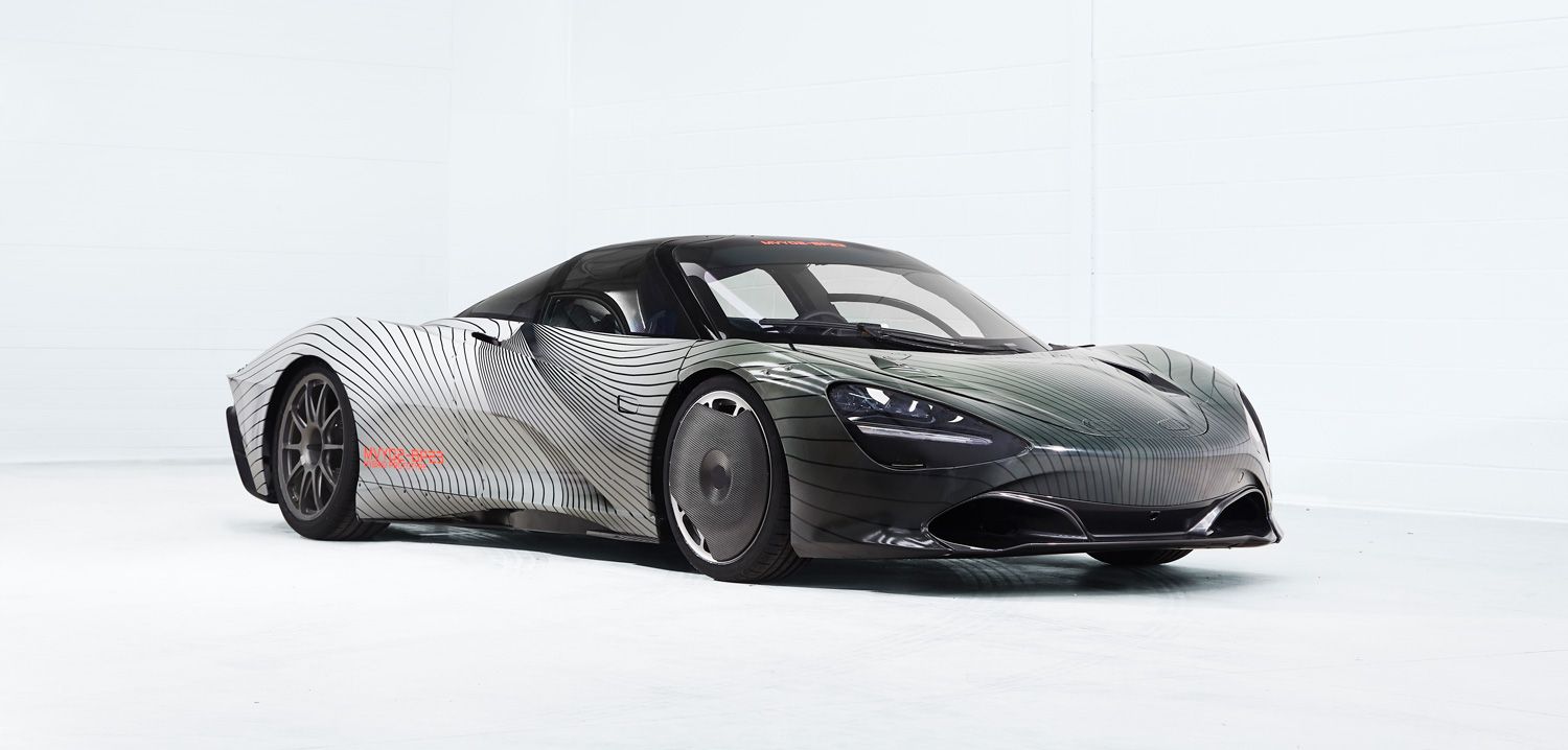 Image d'un prototype de voiture électrique McLaren camouflée sur une piste d'essai.