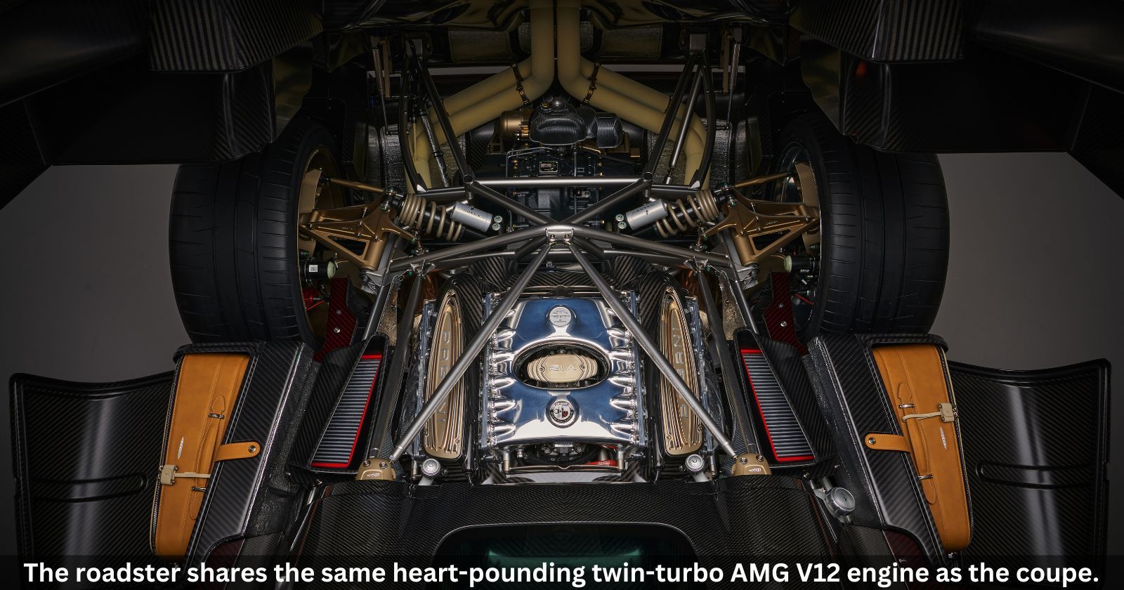 Gros plan sur le moteur V12 biturbo de la Pagani Utopia Roadster, révélant sa complexité mécanique.