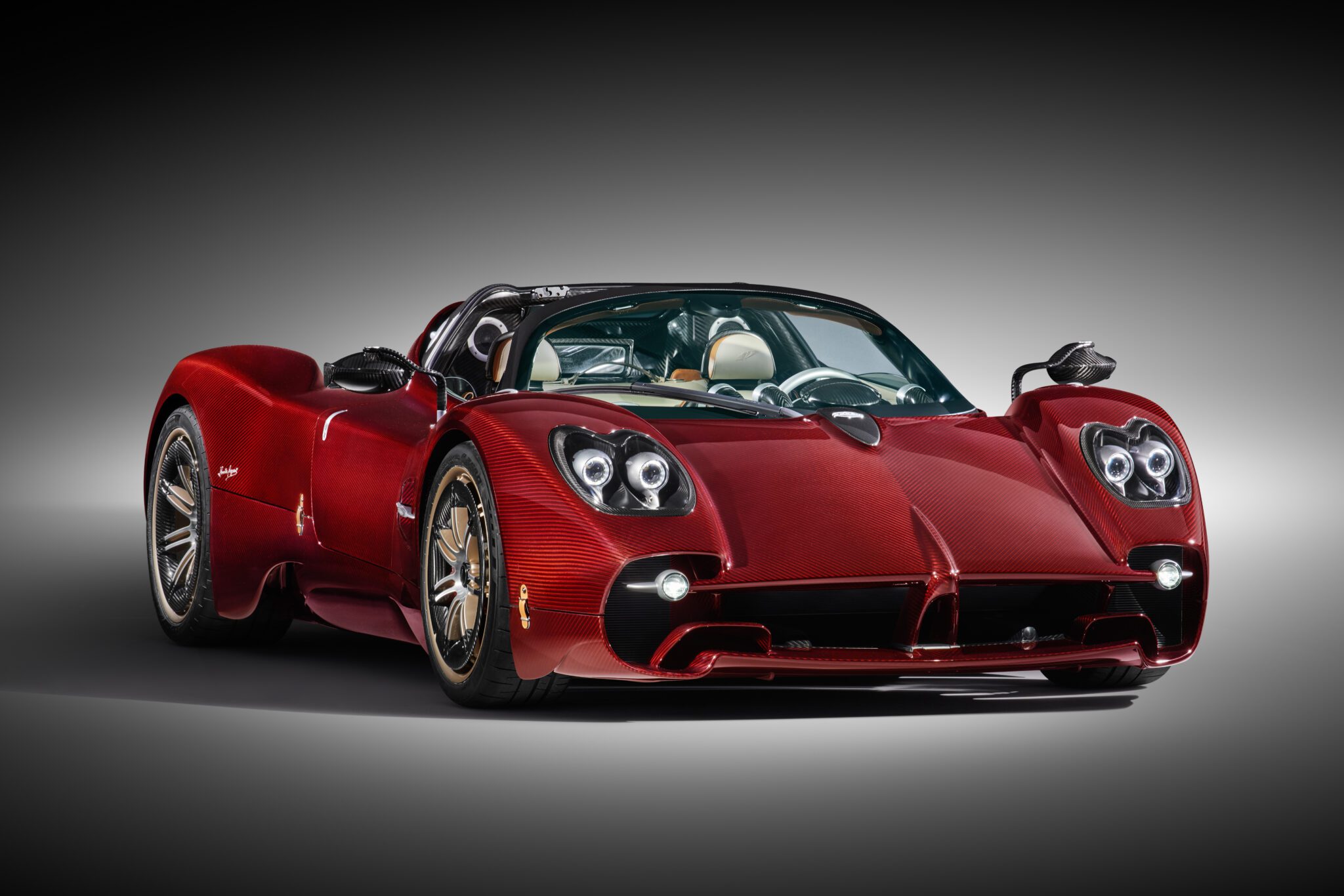 Vue extérieure de la Pagani Utopia Roadster, mettant en valeur son design élégant et ses phares effilés.