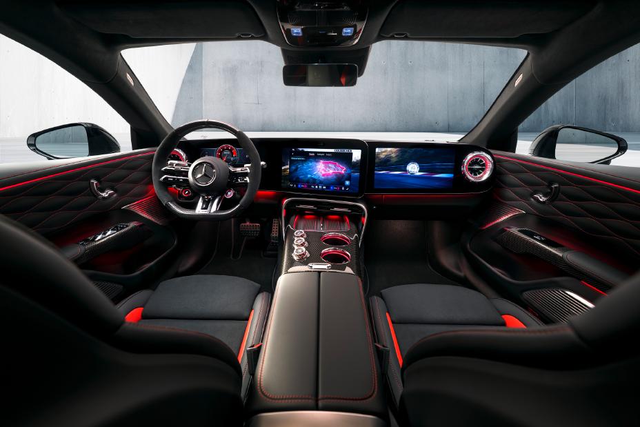 Gros plan sur les matériaux intérieurs personnalisés d'une Mercedes-AMG GT 4 portes, incluant le cuir, les surpiqûres contrastées et les inserts décoratifs.