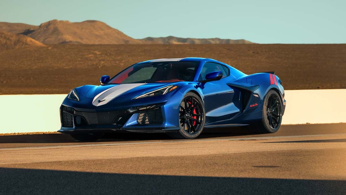 Une Corvette C8 Stingray 2027 rouge vif, en mouvement sur une piste futuriste, illustrant sa puissance et son design innovant.