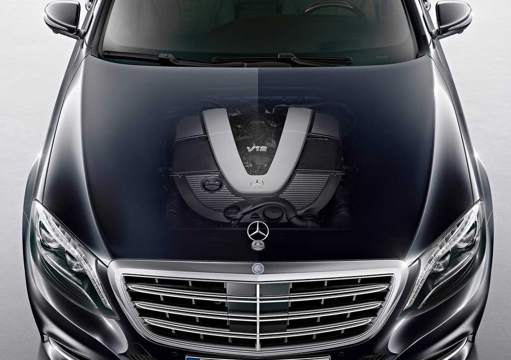 Gros plan détaillé d'un moteur de voiture Mercedes-Benz moderne, montrant ses composants complexes.