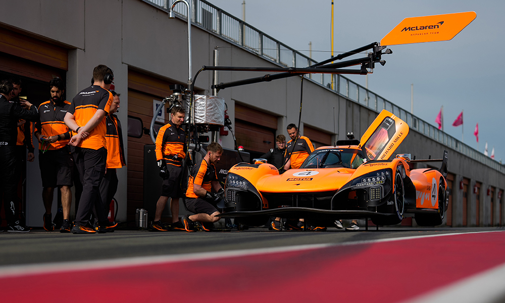Une McLaren MCL-HY en action sur le circuit de Portimão lors d'une séance d'essais WEC.
