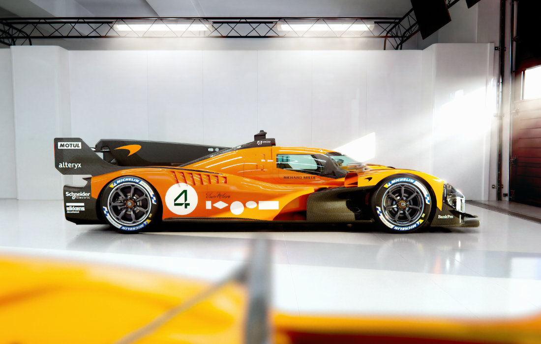 Vue de studio d'une McLaren MCL-HY, une voiture de course LMDh futuriste et aérodynamique.