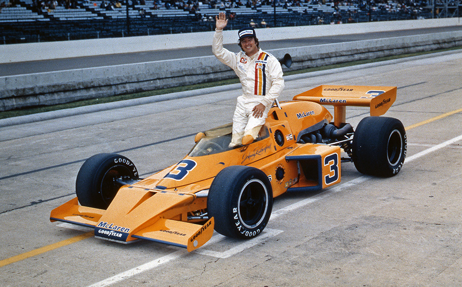 Johnny Rutherford dans sa McLaren de 1976, célébrant sa victoire à l'Indy 500.