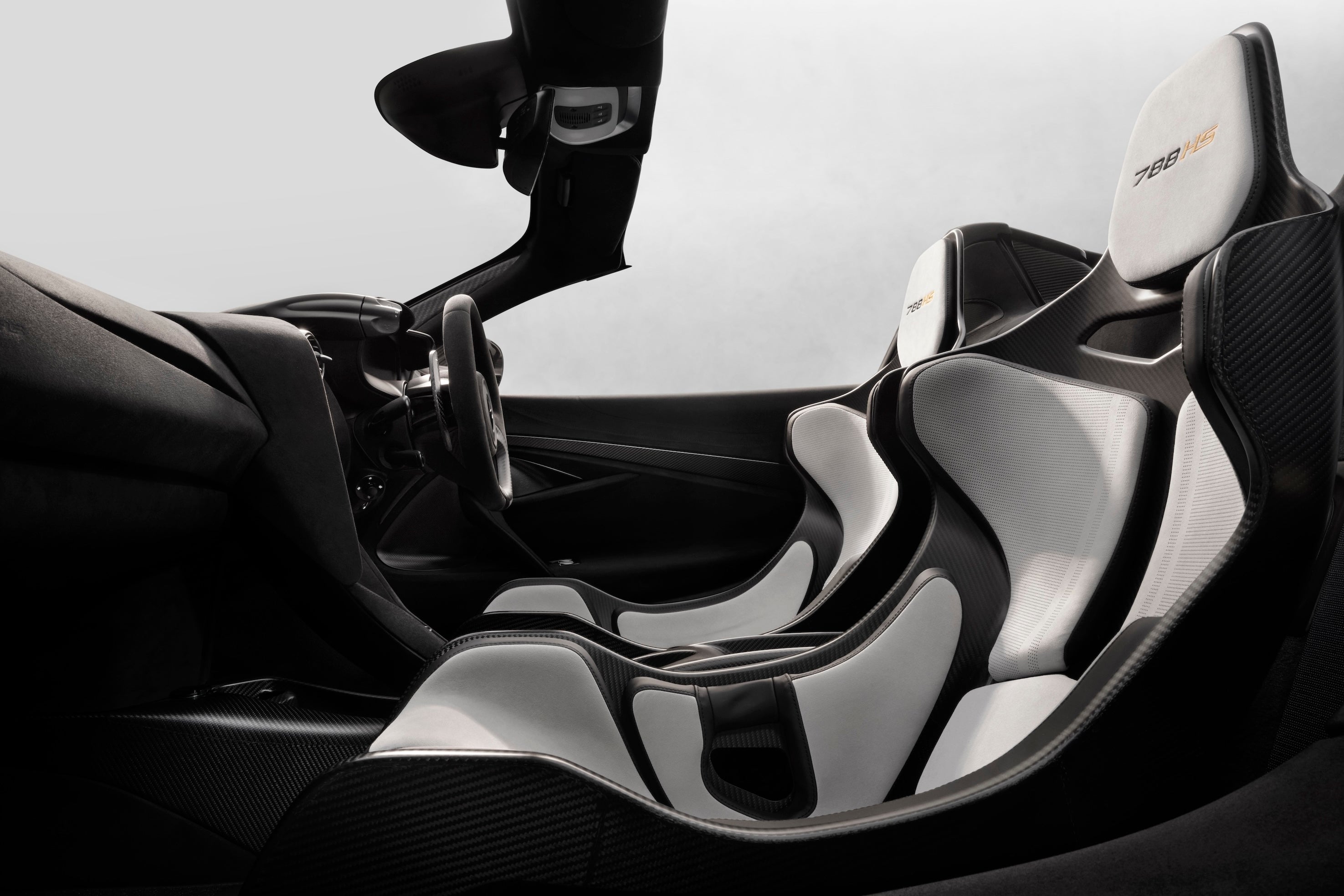 L'habitacle d'une McLaren 788HS présentant des sièges en cuir personnalisés, des accents en fibre de carbone et des coutures uniques, réalisés par MSO.