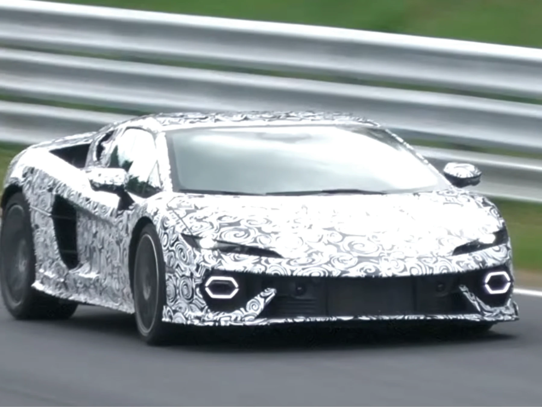Image d'un prototype de Lamborghini Temerario décapotable rouge en pleine accélération sur une piste d'essai, avec le toit ouvert.