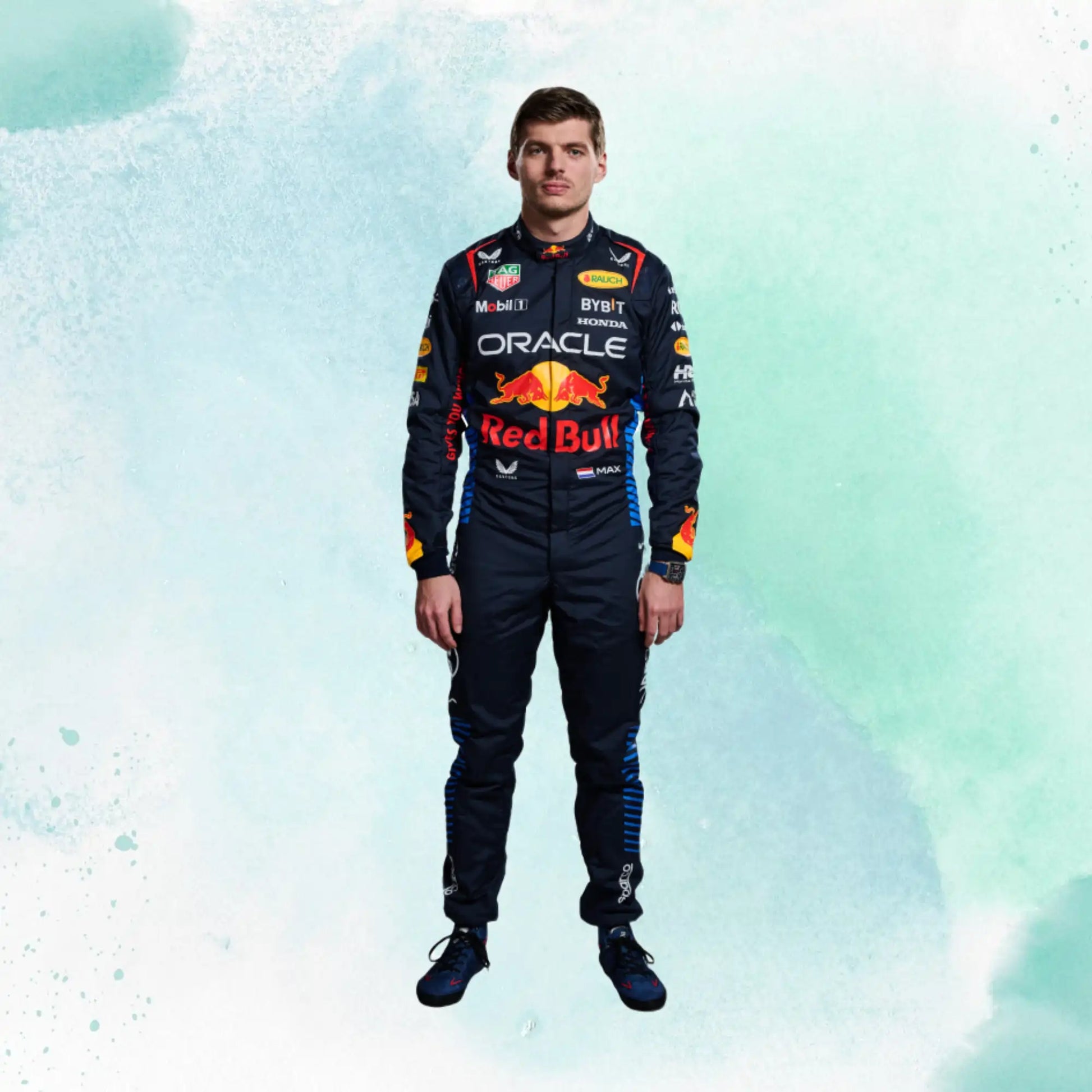Max Verstappen en combinaison de course Red Bull, regard déterminé, à côté d'une voiture de Formule 1.