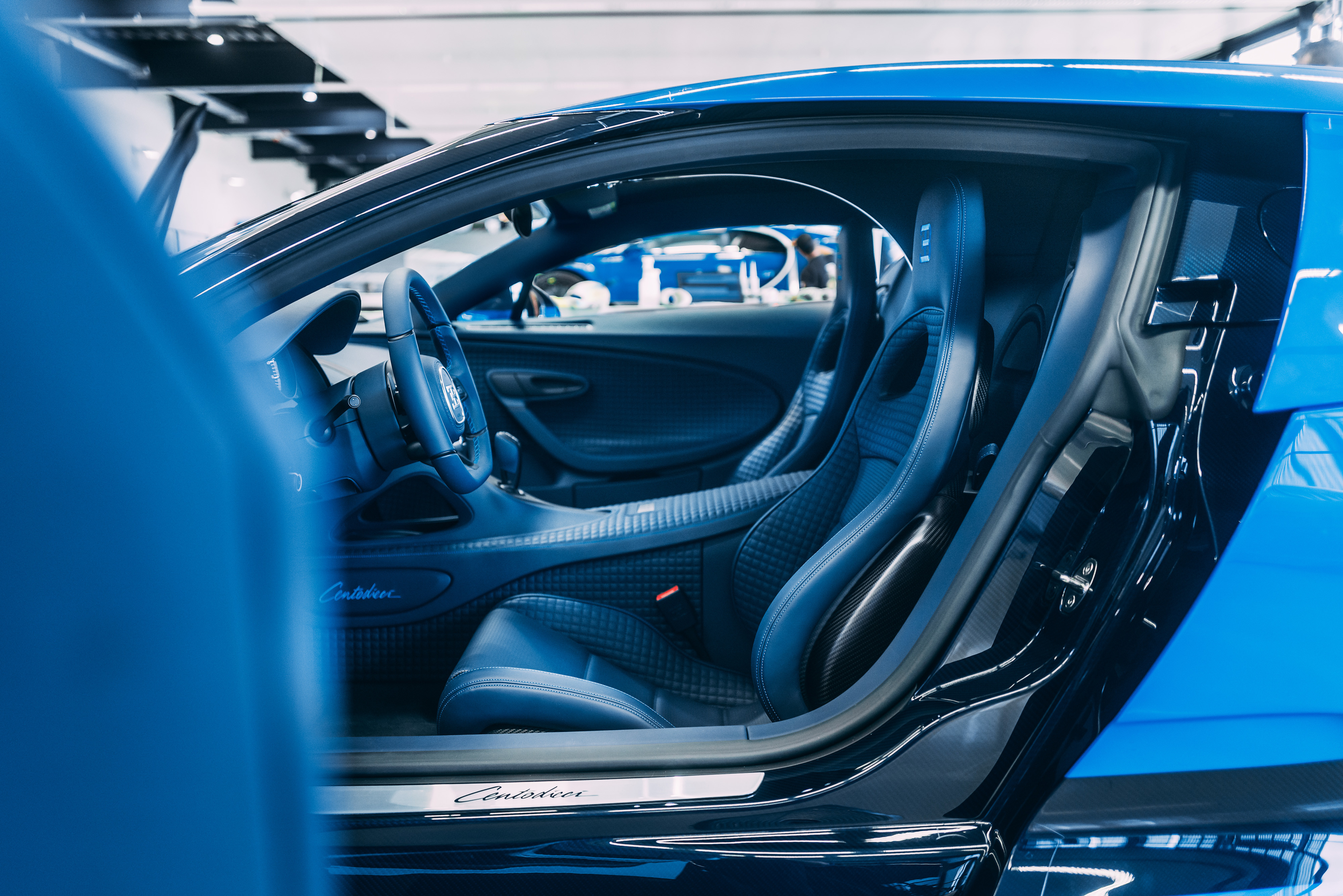 L'intérieur détaillé d'une Bugatti Centodieci, montrant le tableau de bord et les sièges en cuir.