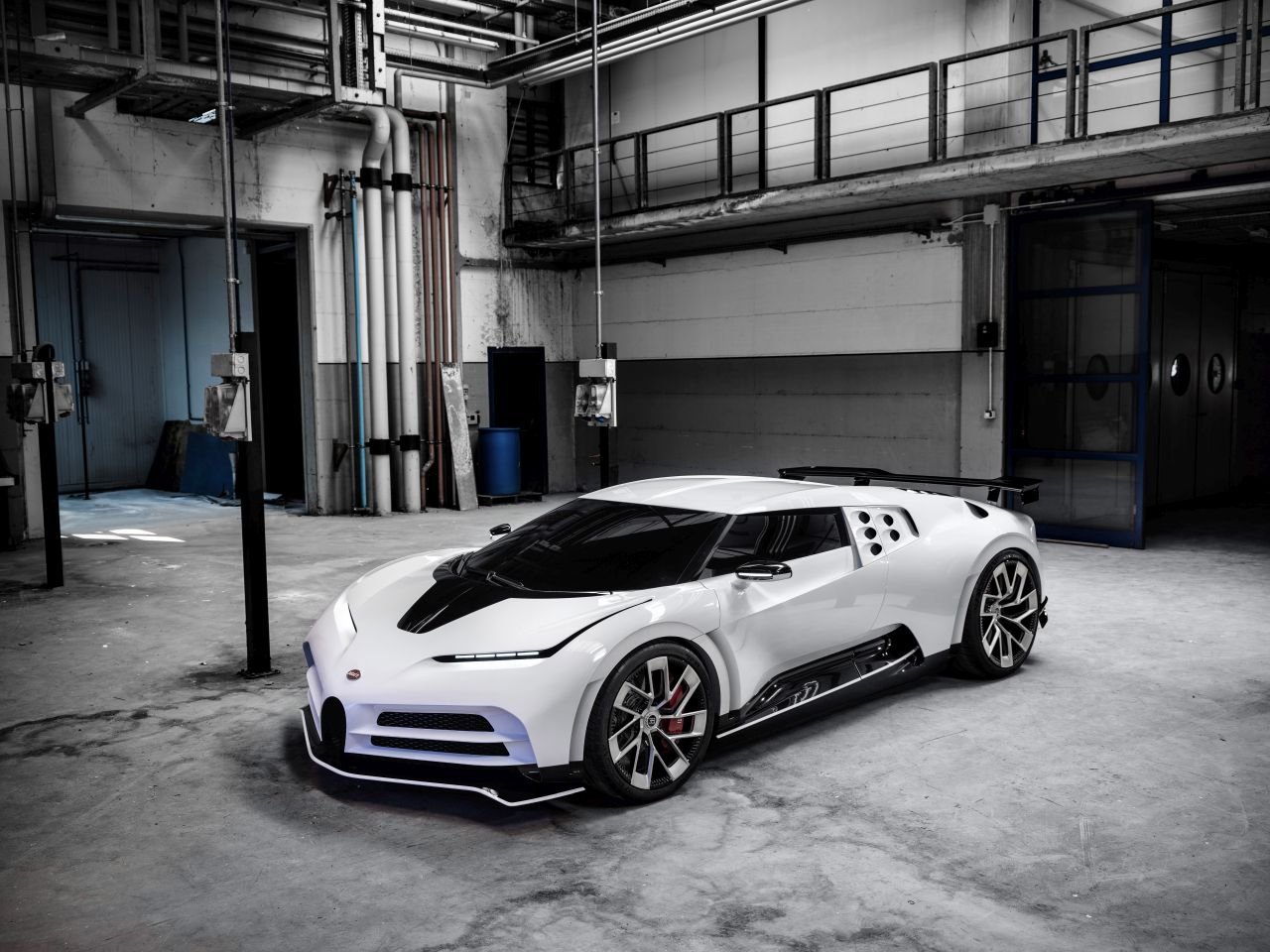 Une Bugatti Centodieci blanche garée devant un bâtiment moderne à Dubaï.