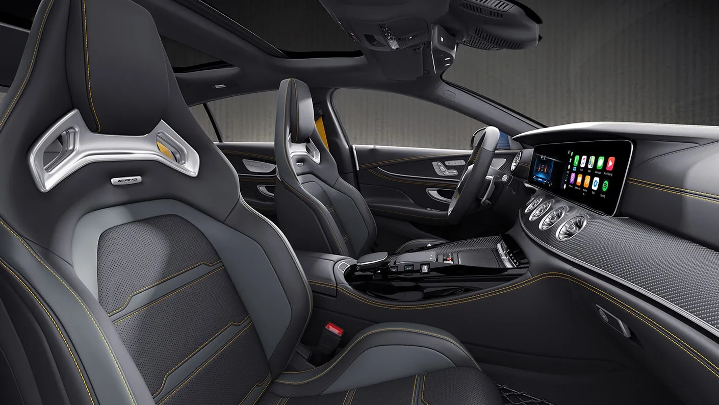 Gros plan sur les matériaux intérieurs de la Mercedes-AMG GT 4 portes, soulignant la qualité des finitions, les textures et l'attention portée aux détails.