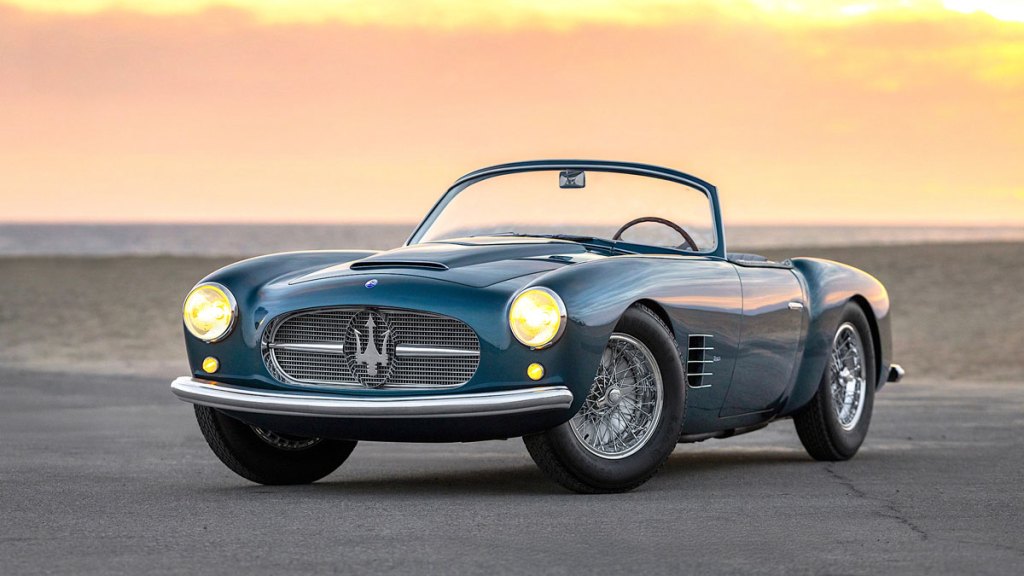 Gros plan sur l'avant d'une Maserati A6G/54 Spyder Zagato rouge, montrant la calandre emblématique et les phares ronds, soulignant le travail de carrosserie Zagato.